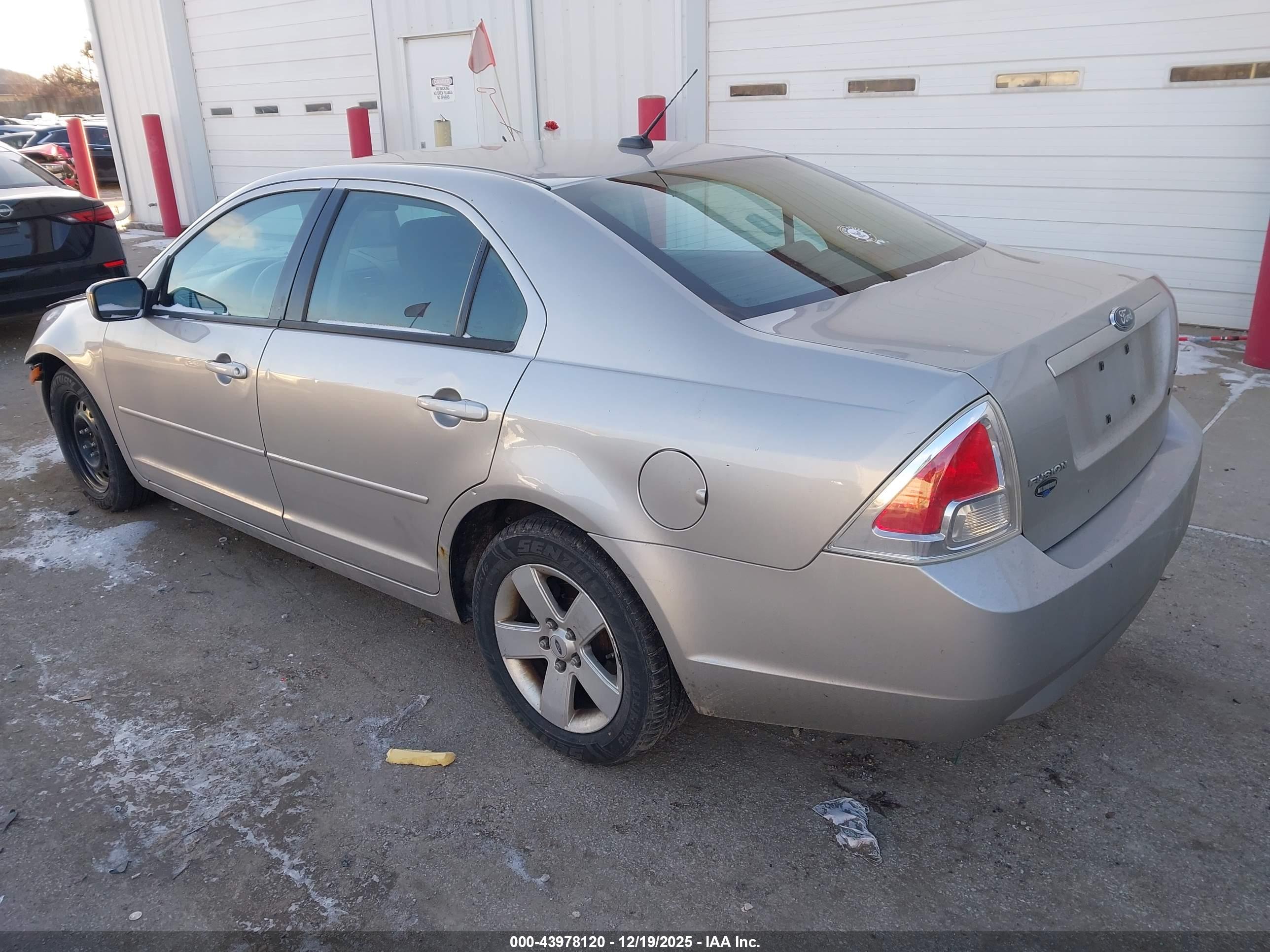 FORD FUSION image 3
