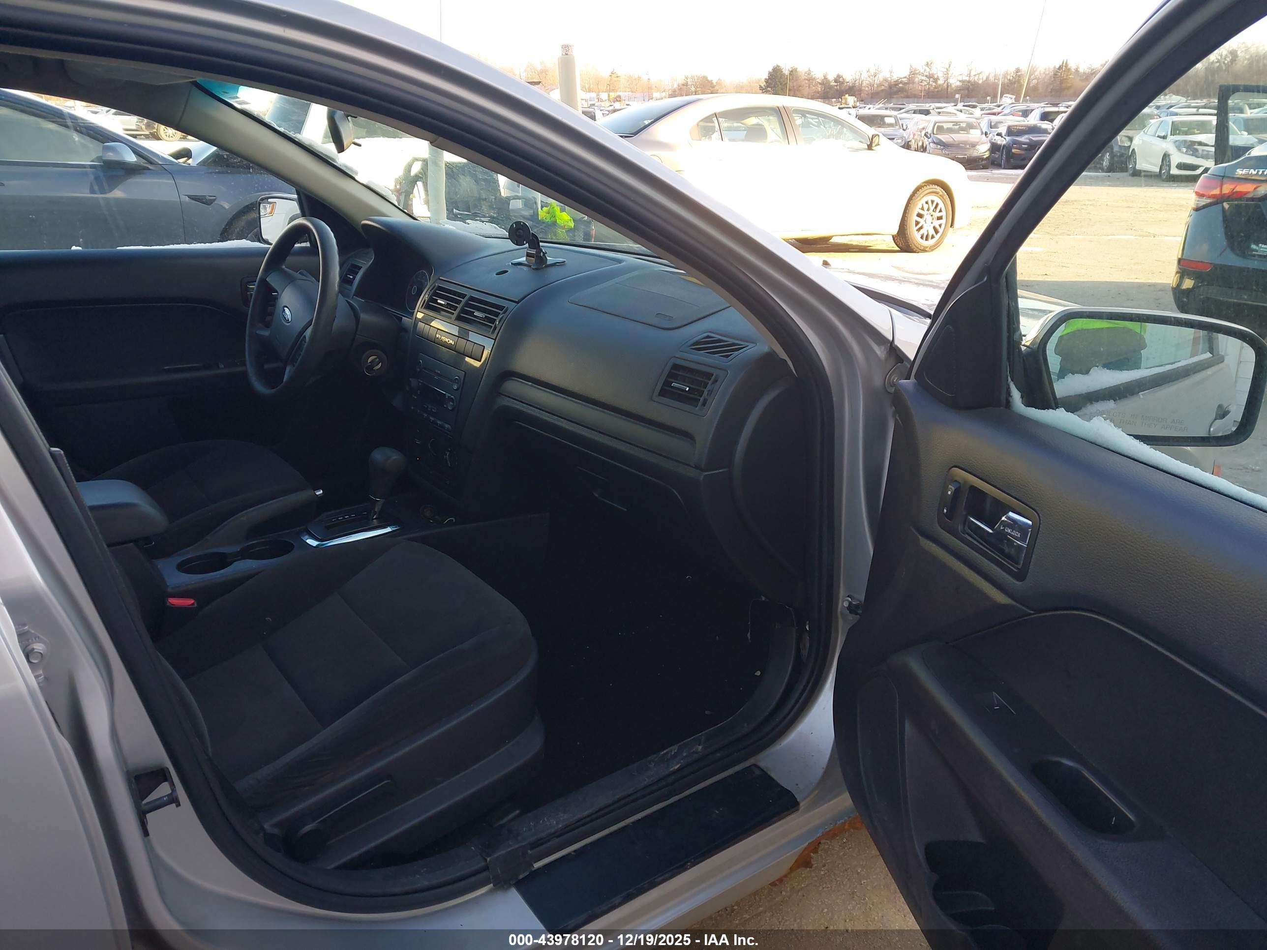 FORD FUSION image 5
