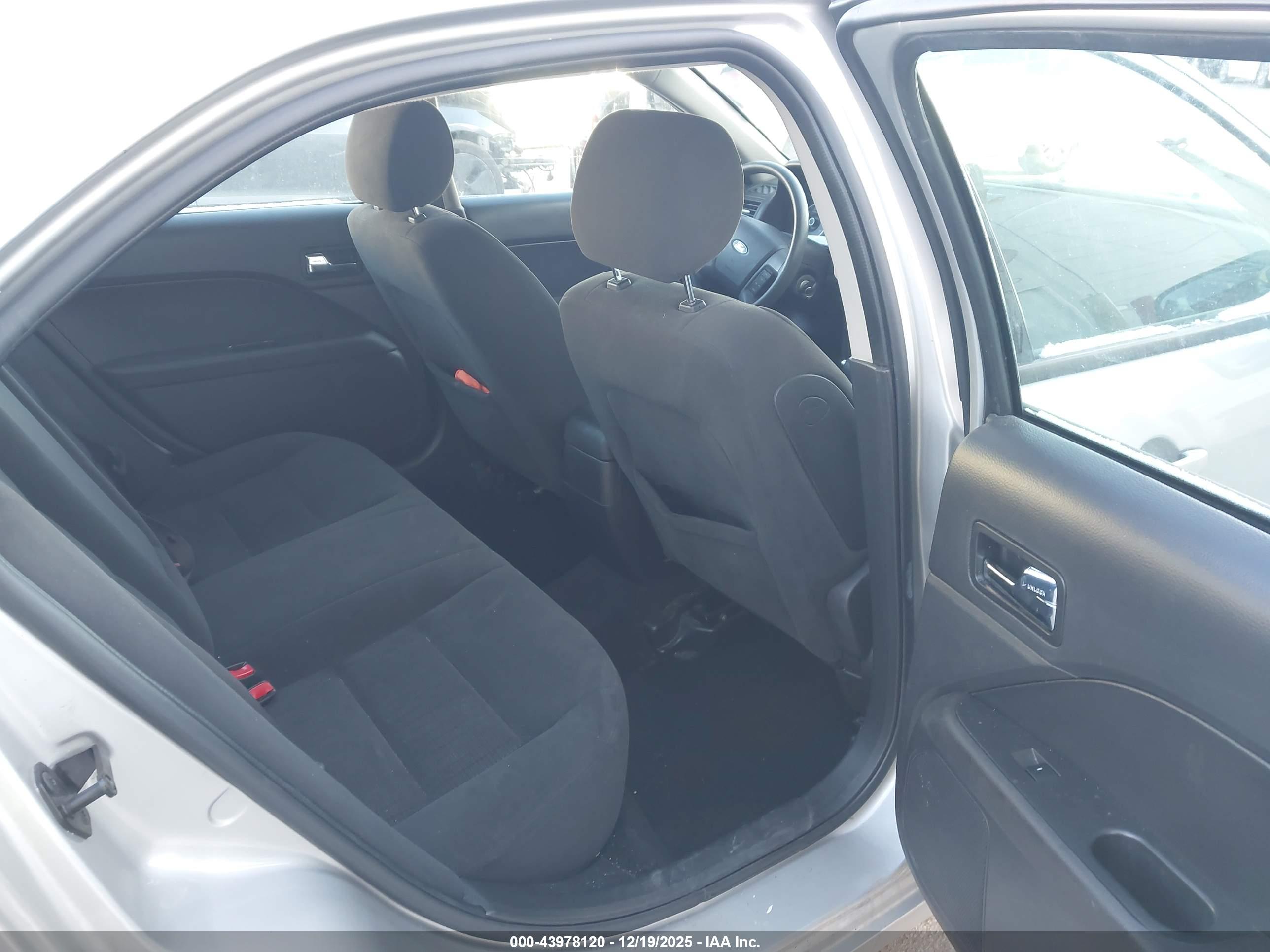 FORD FUSION image 8