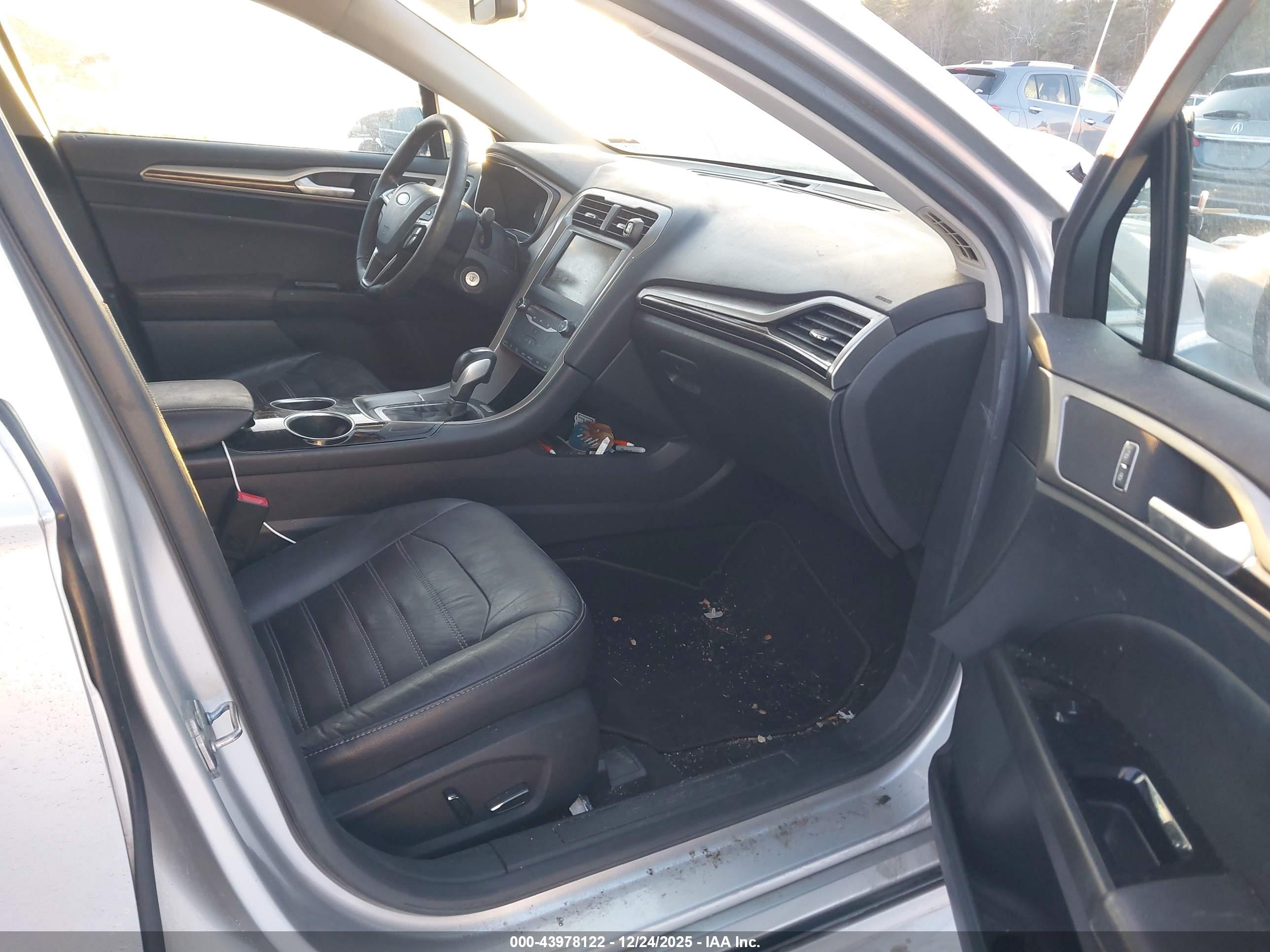 FORD FUSION image 5
