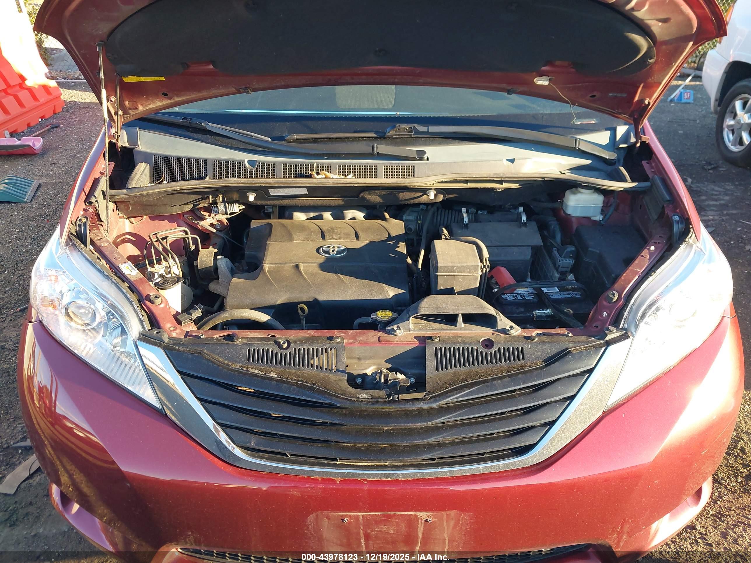 TOYOTA SIENNA image 10