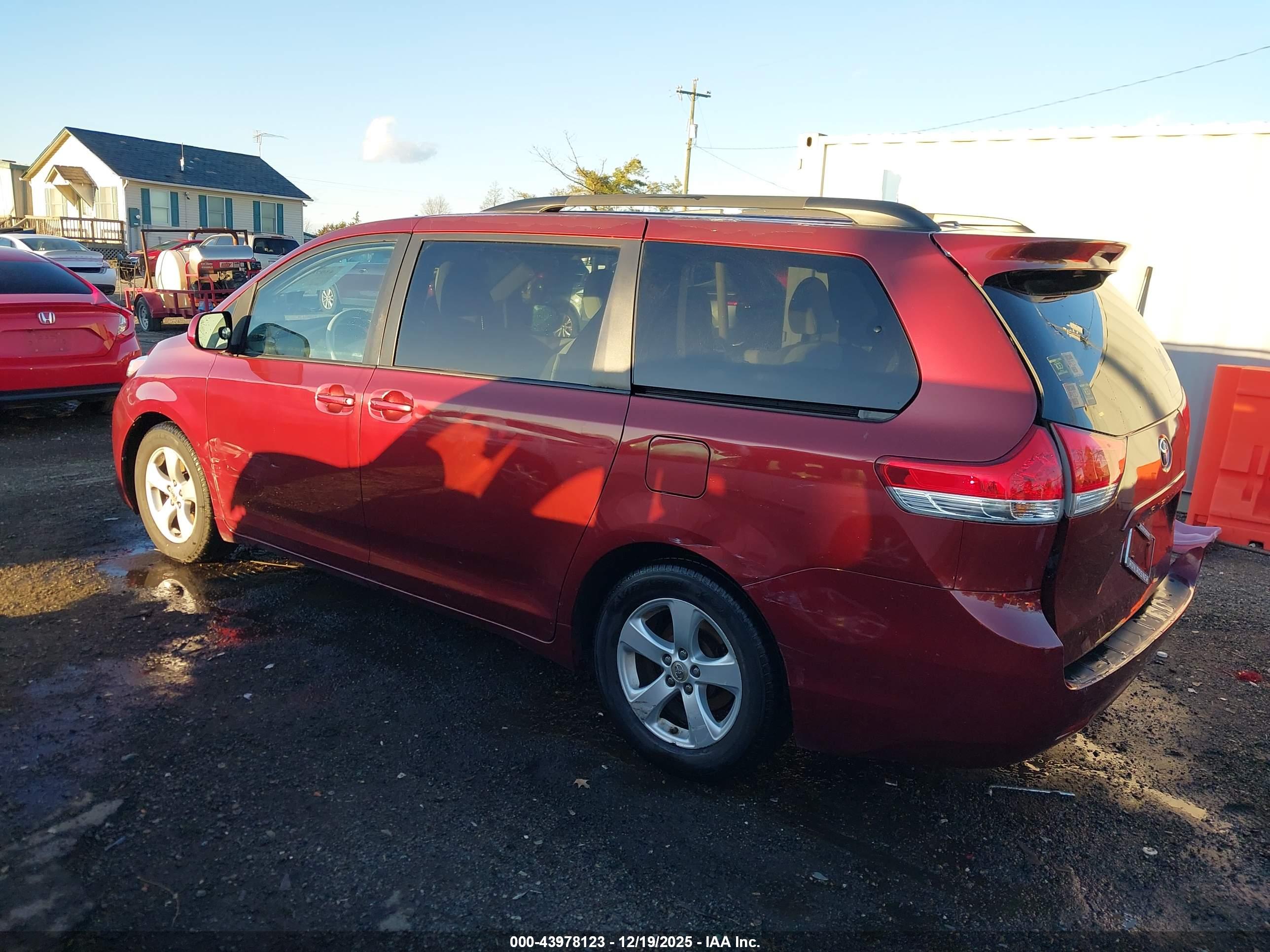 TOYOTA SIENNA image 3