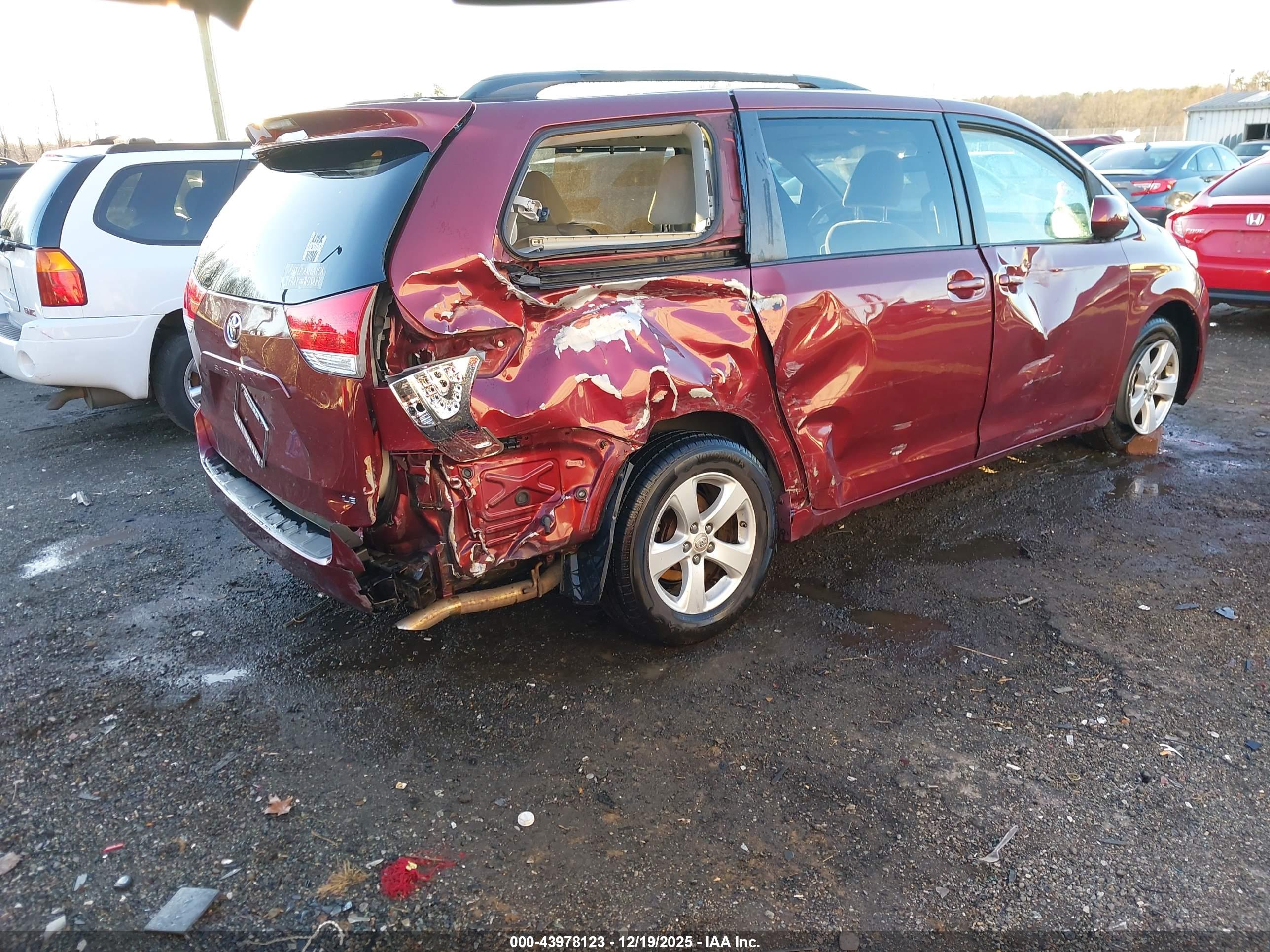 TOYOTA SIENNA image 4