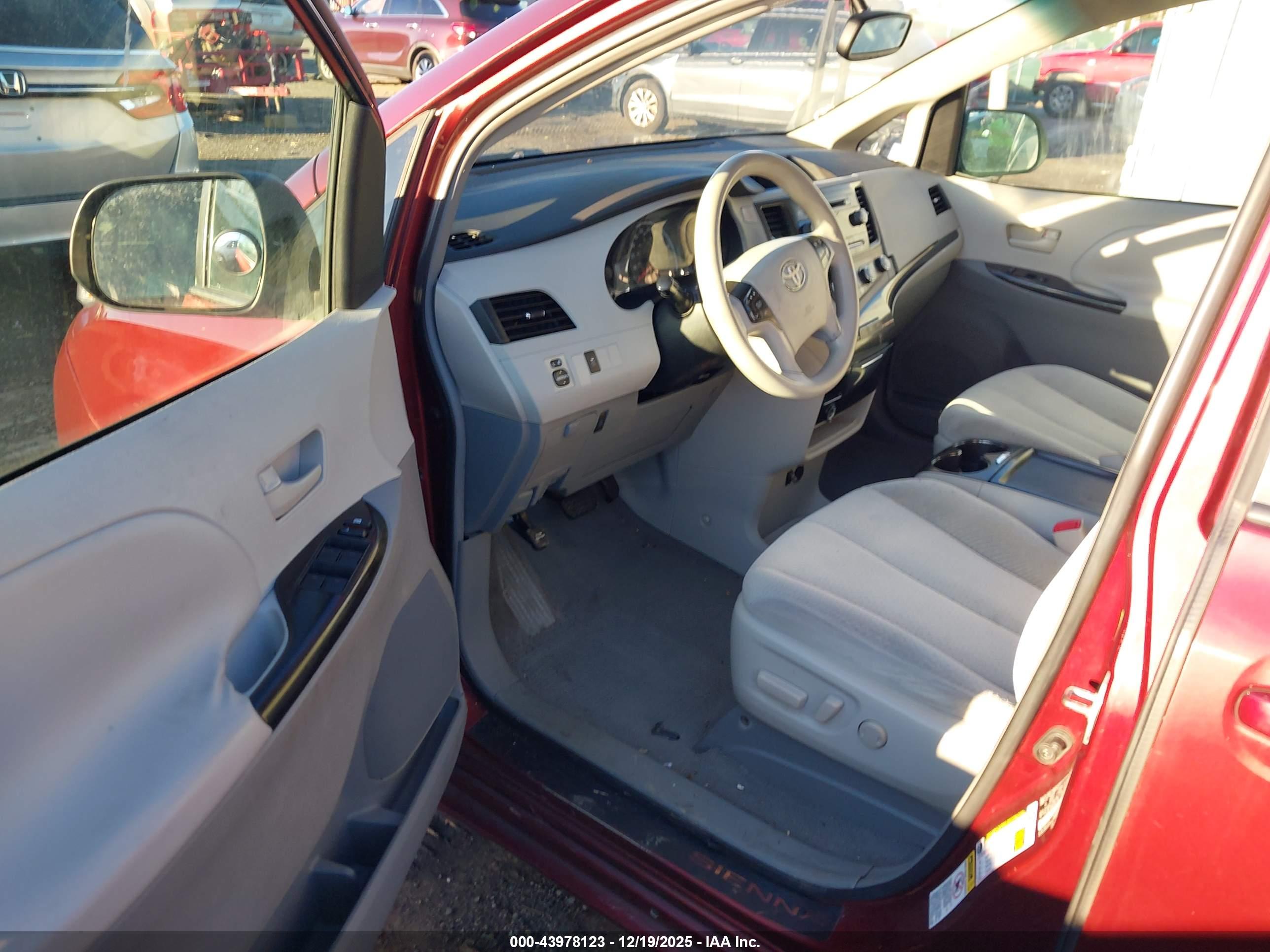 TOYOTA SIENNA image 5