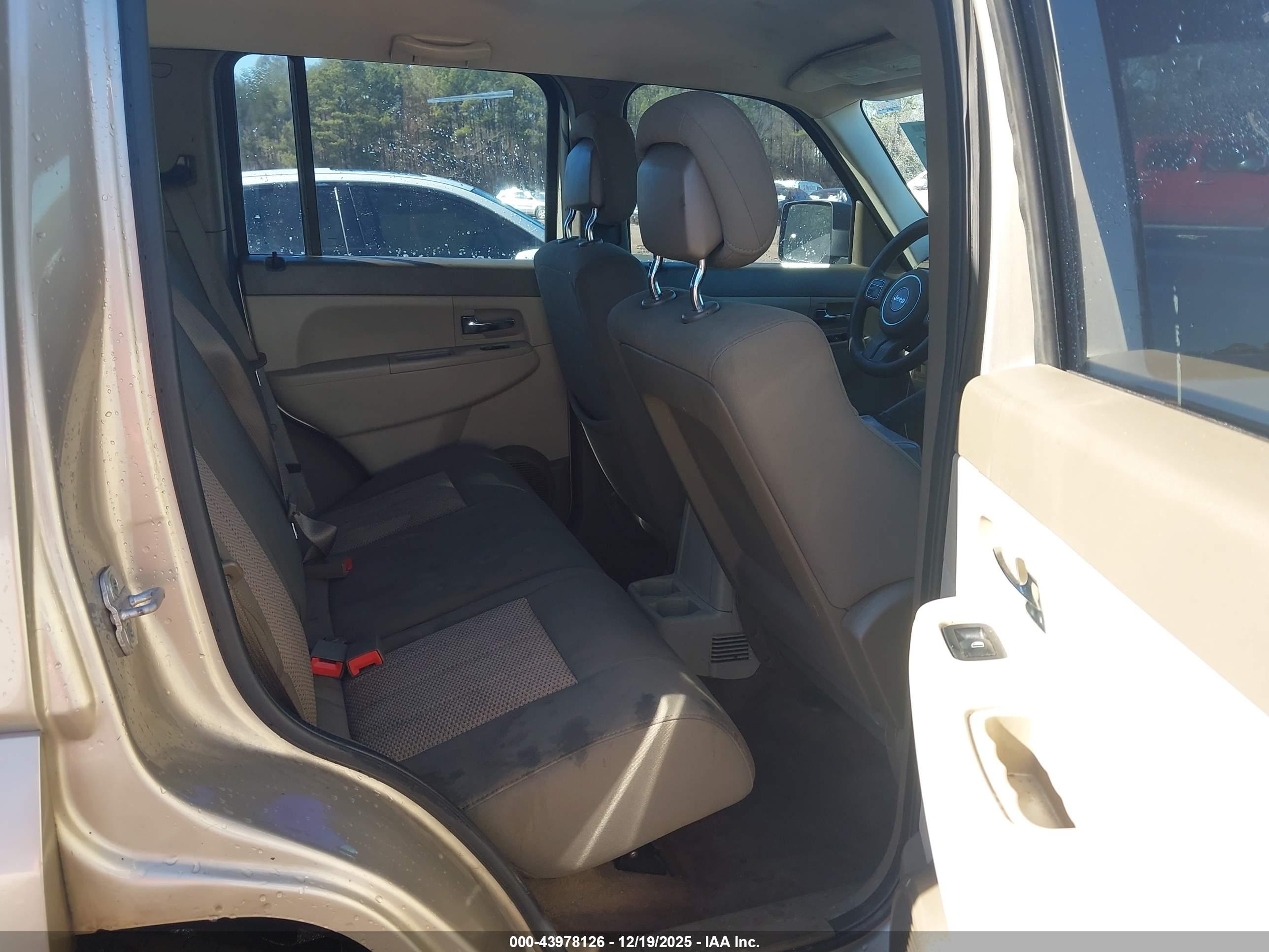 JEEP LIBERTY image 8