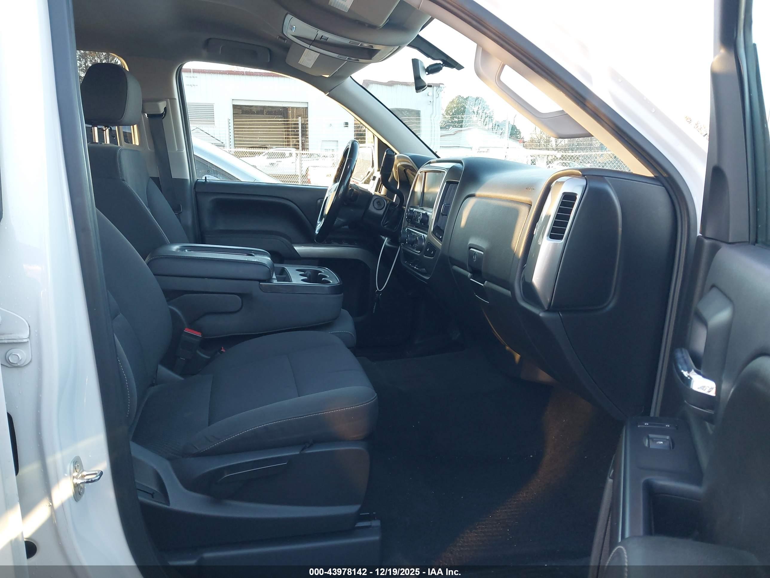 CHEVROLET SILVERADO image 5