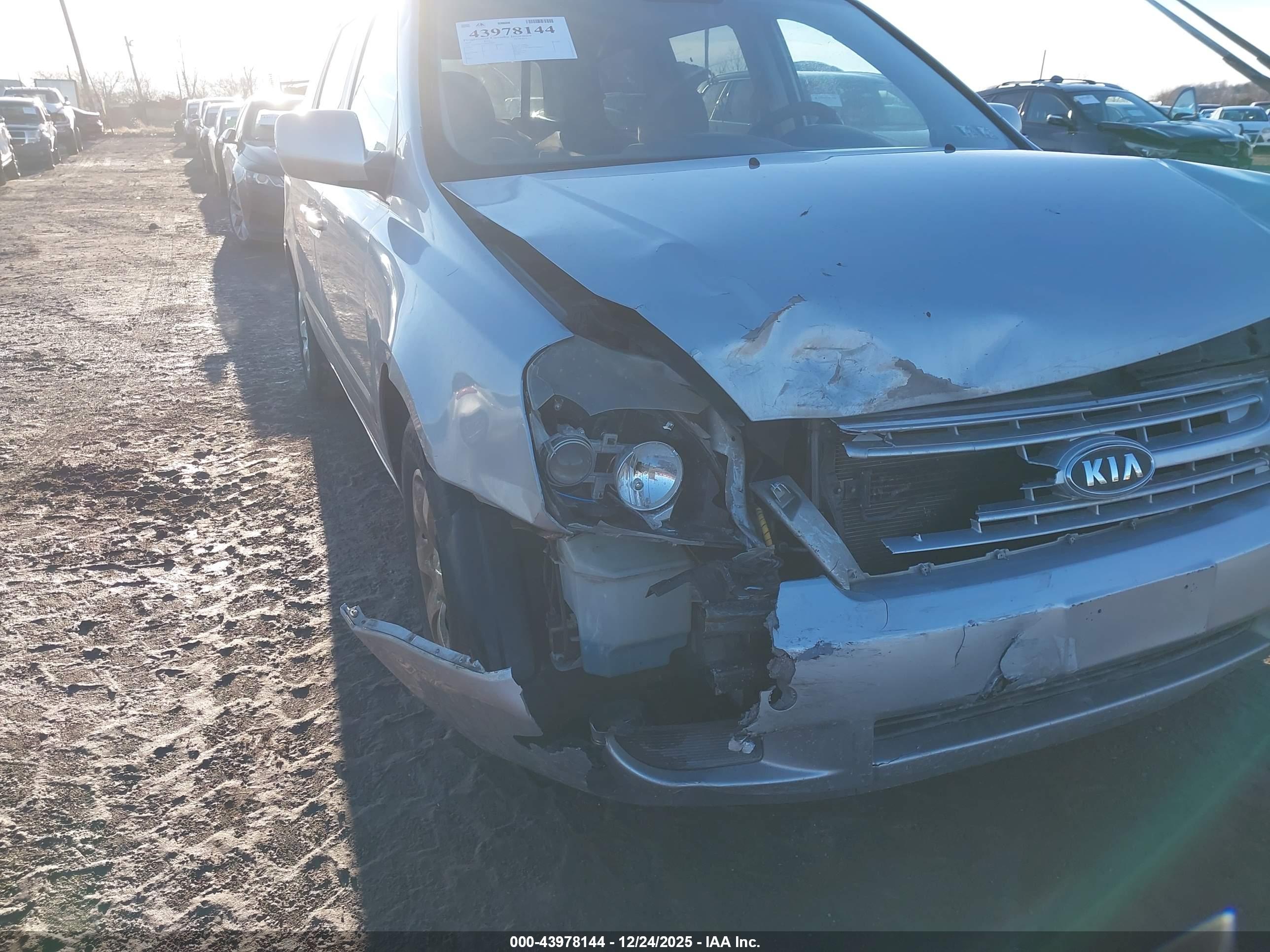 KIA SEDONA image 6