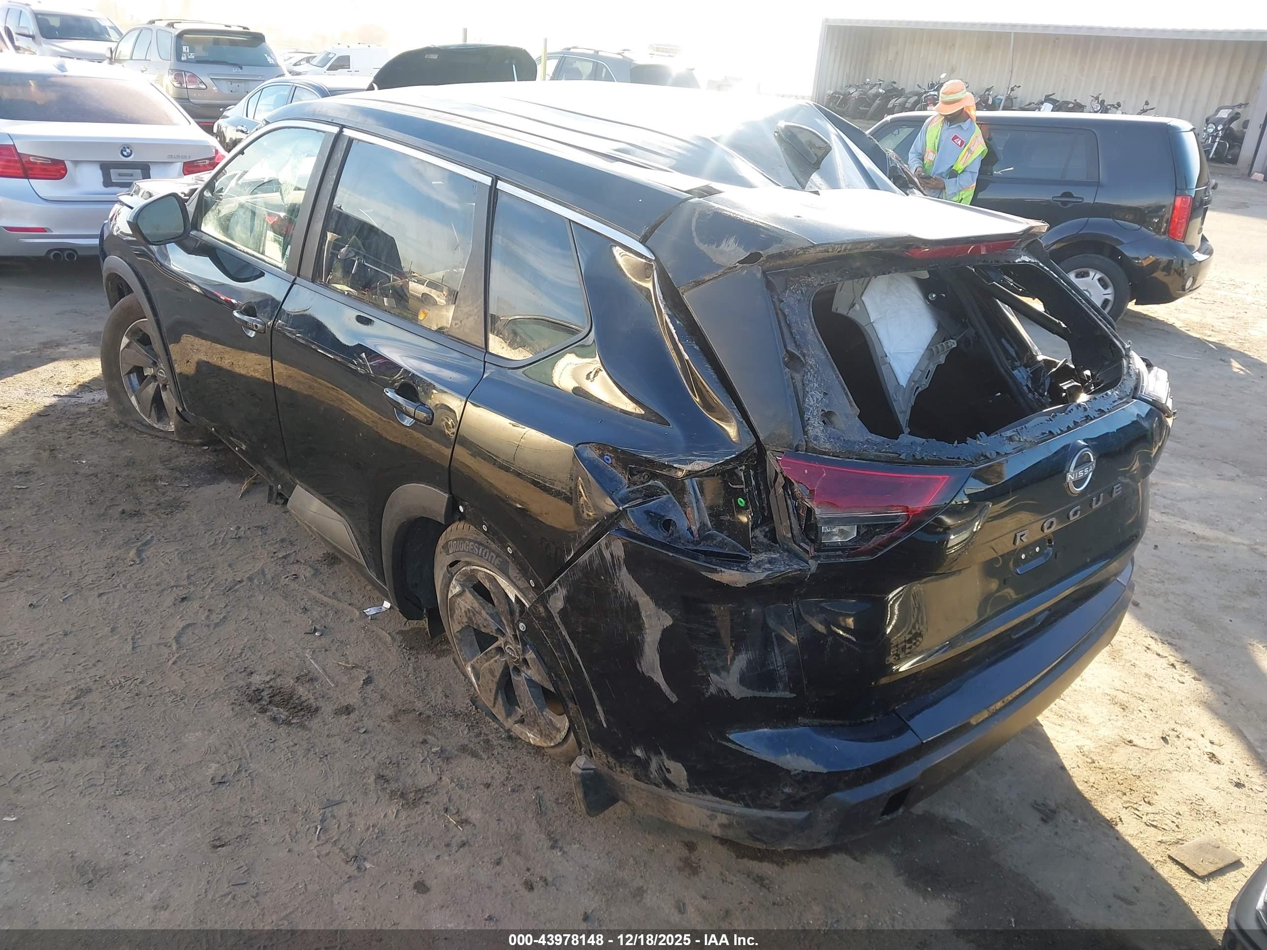 NISSAN ROGUE image 3