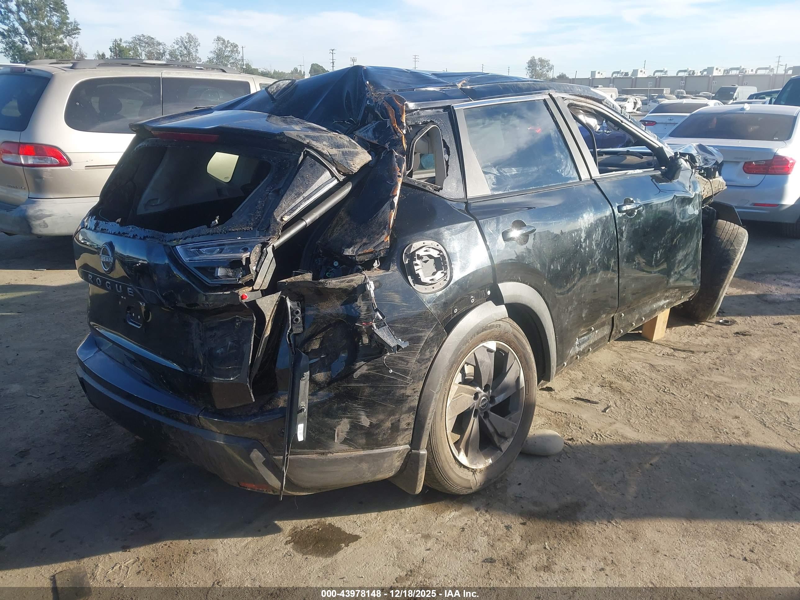 NISSAN ROGUE image 4