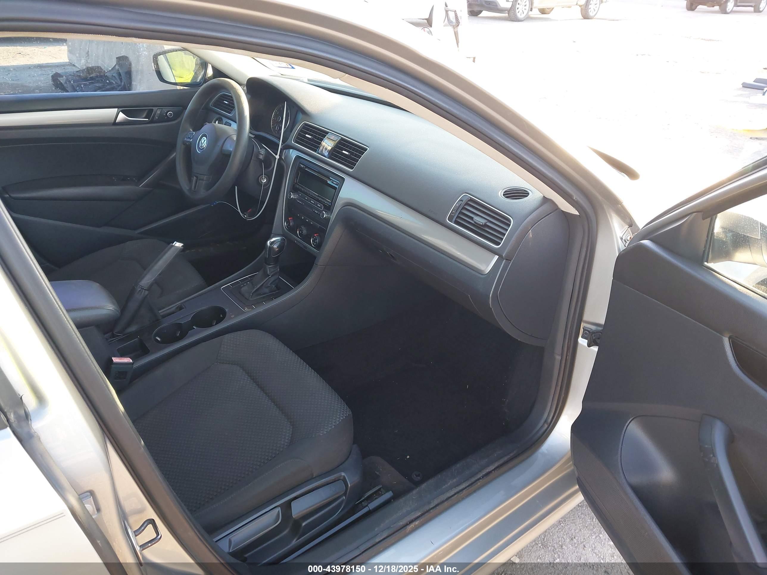 VOLKSWAGEN PASSAT image 5