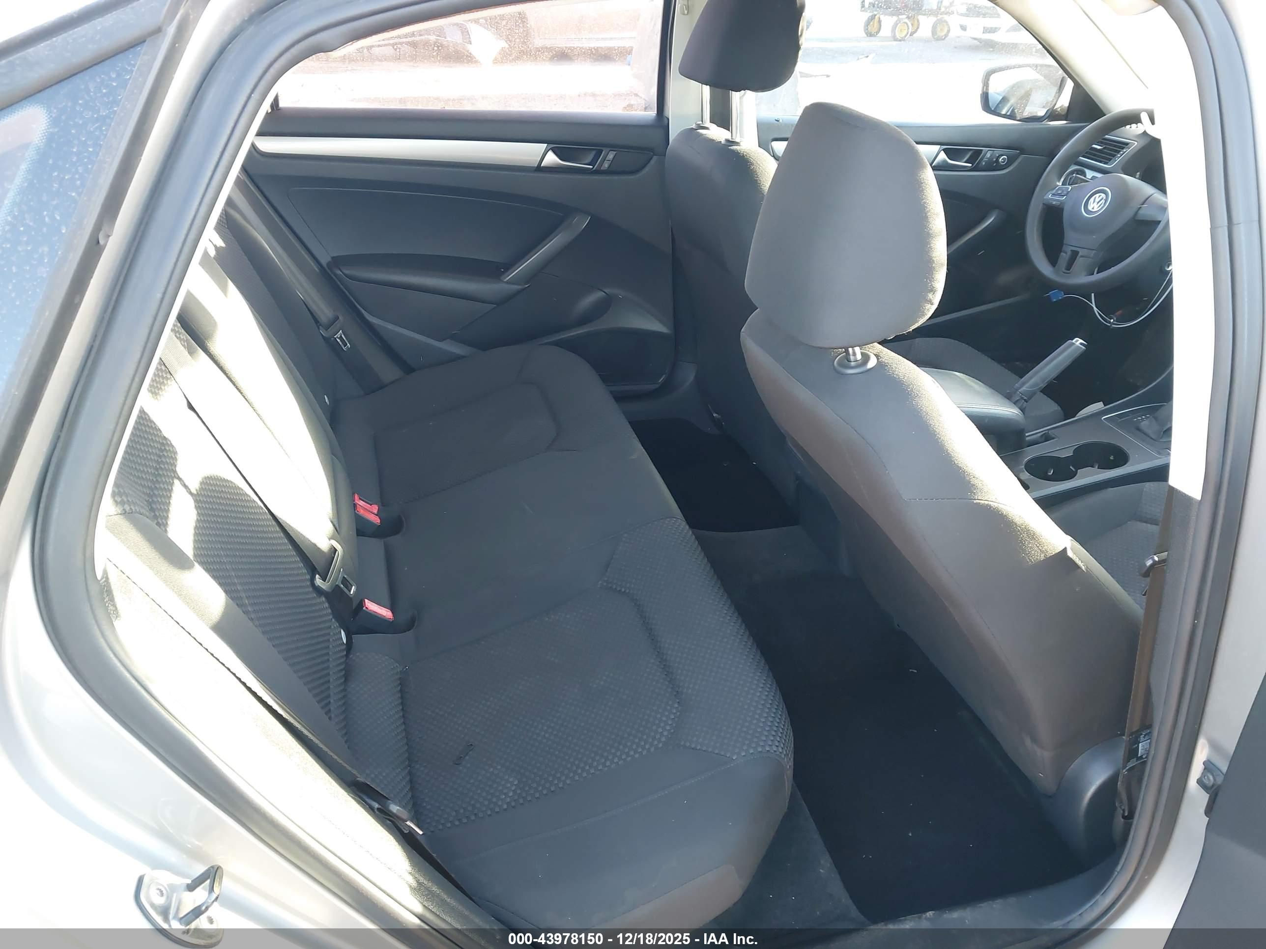 VOLKSWAGEN PASSAT image 8