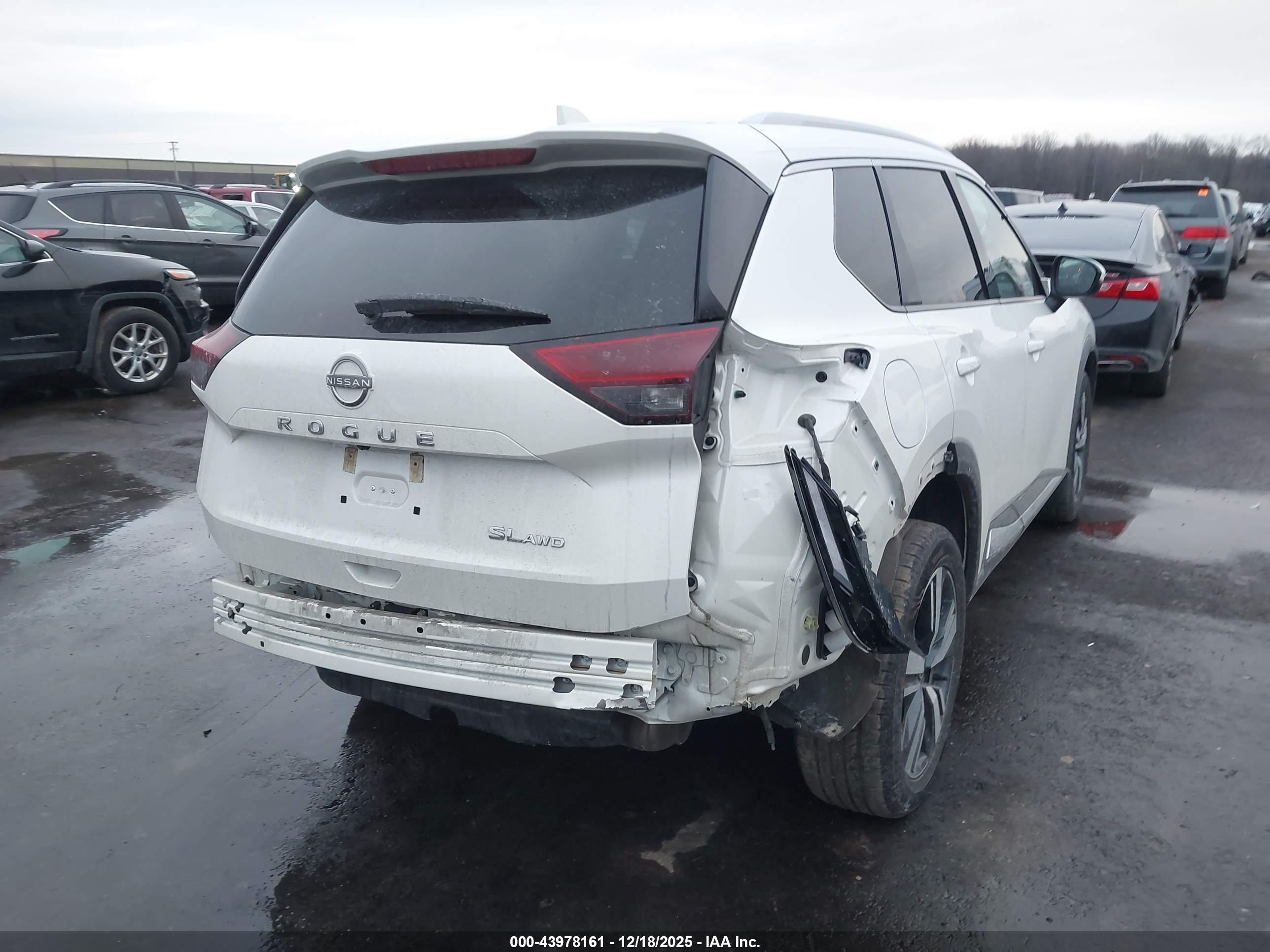 NISSAN ROGUE image 4