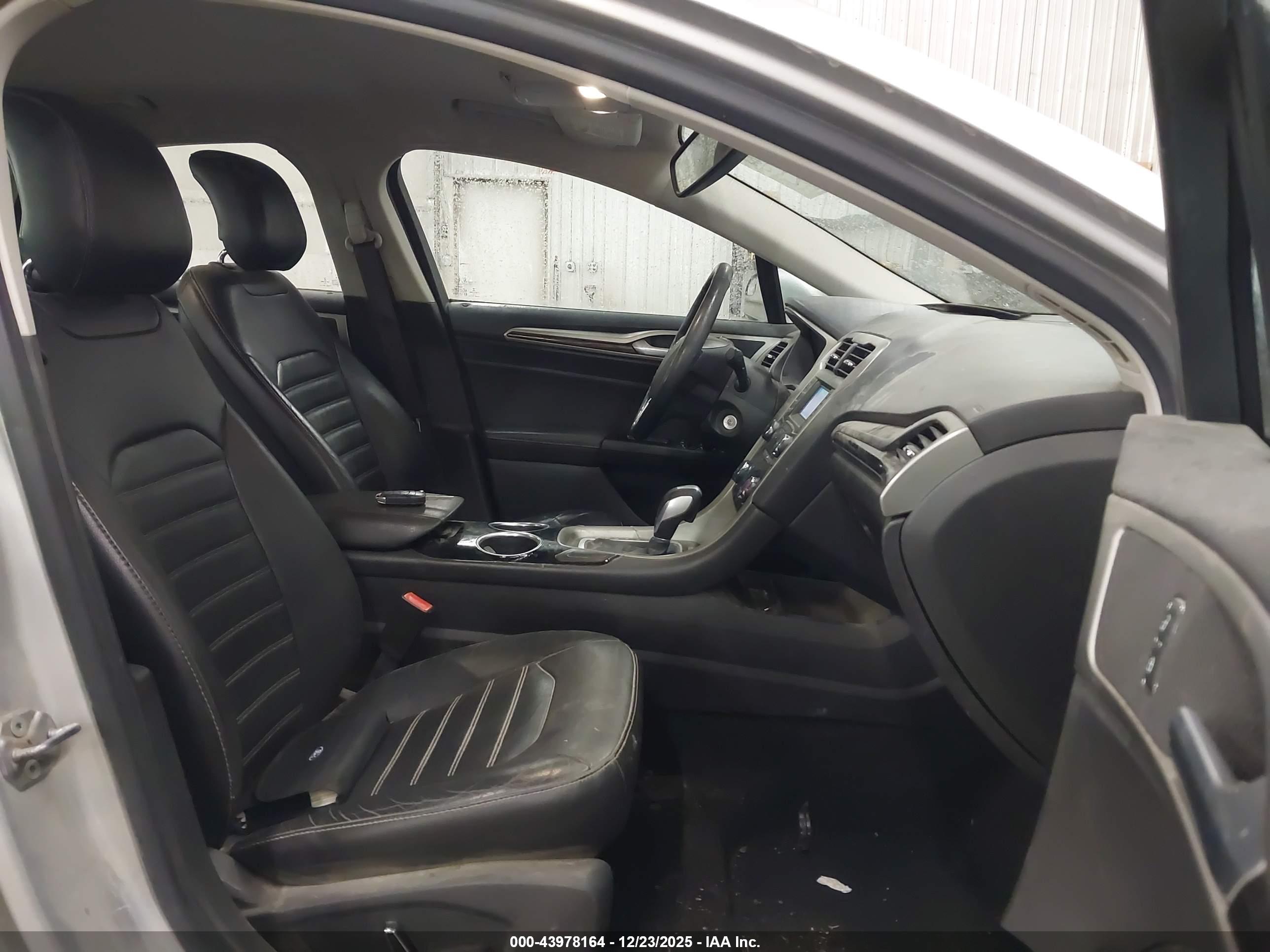 FORD FUSION image 5