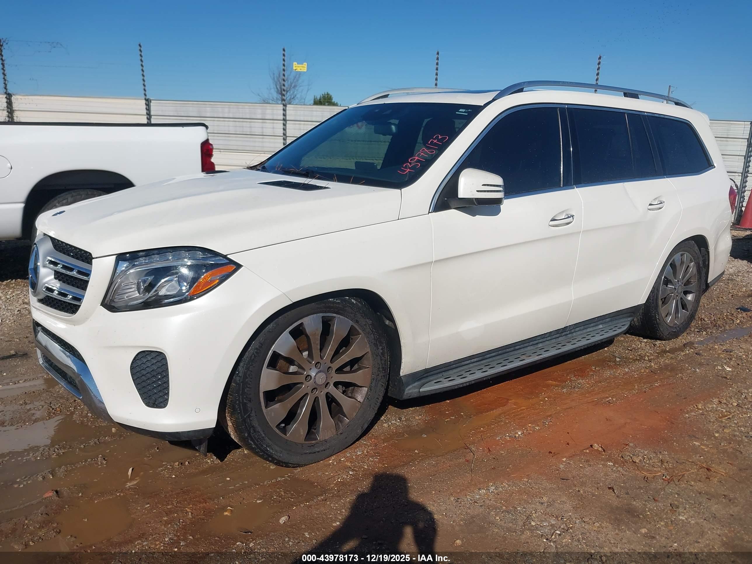 MERCEDES-BENZ GLS image 2