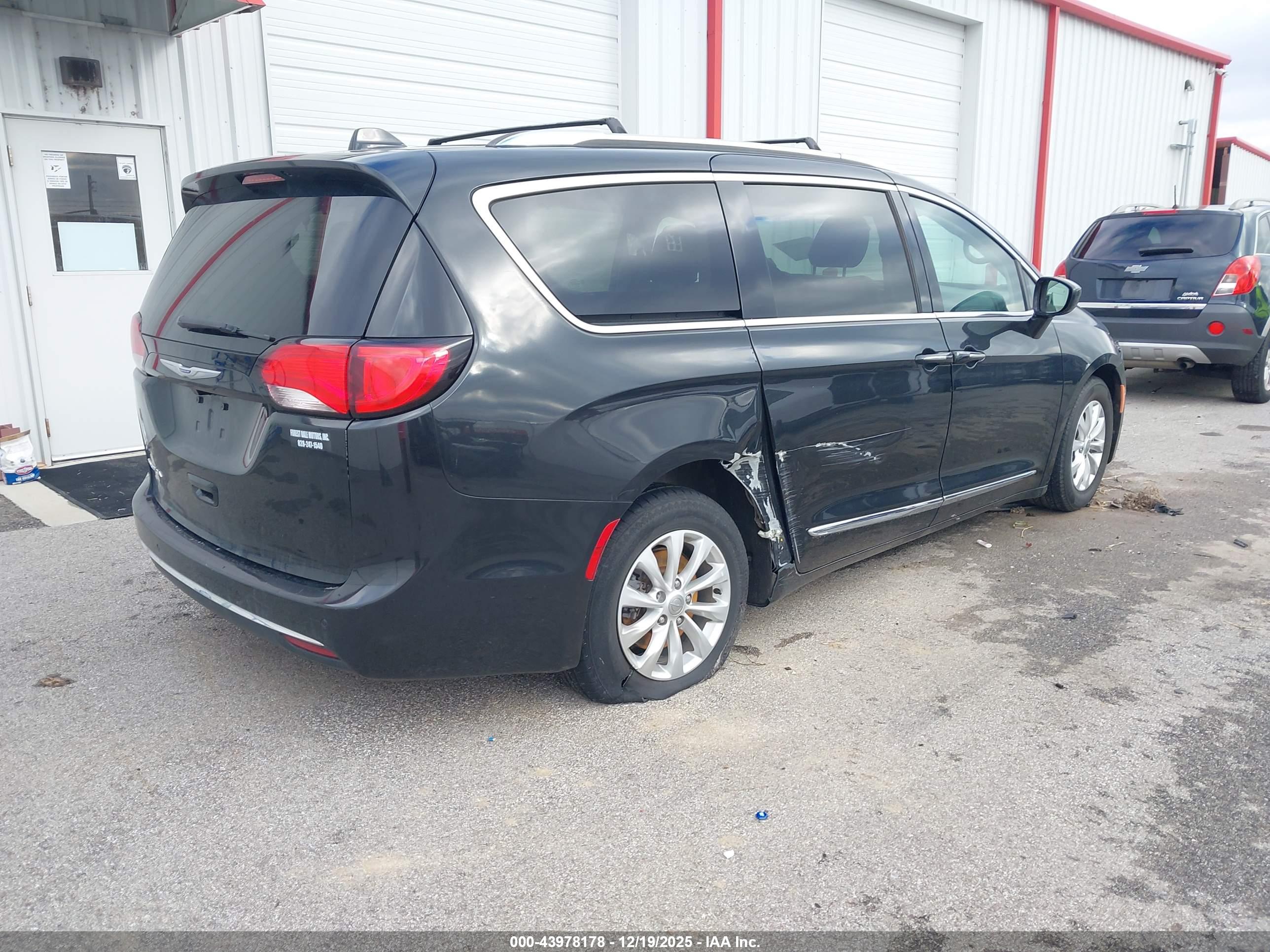 CHRYSLER PACIFICA image 4
