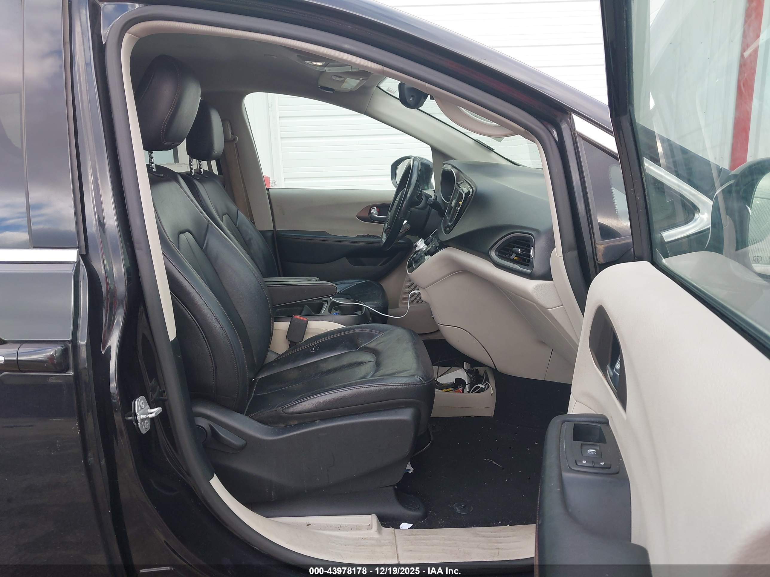 CHRYSLER PACIFICA image 5