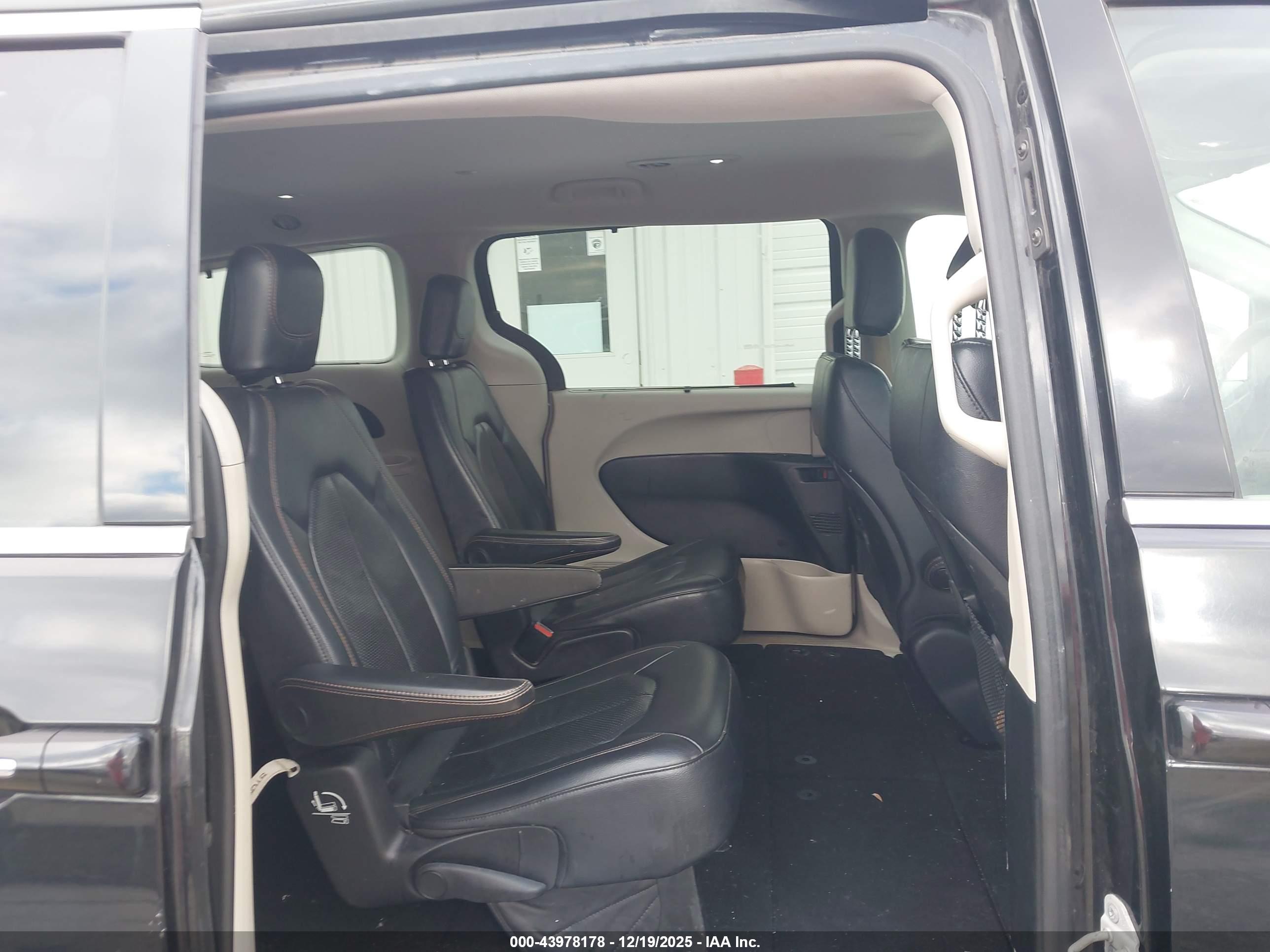 CHRYSLER PACIFICA image 8