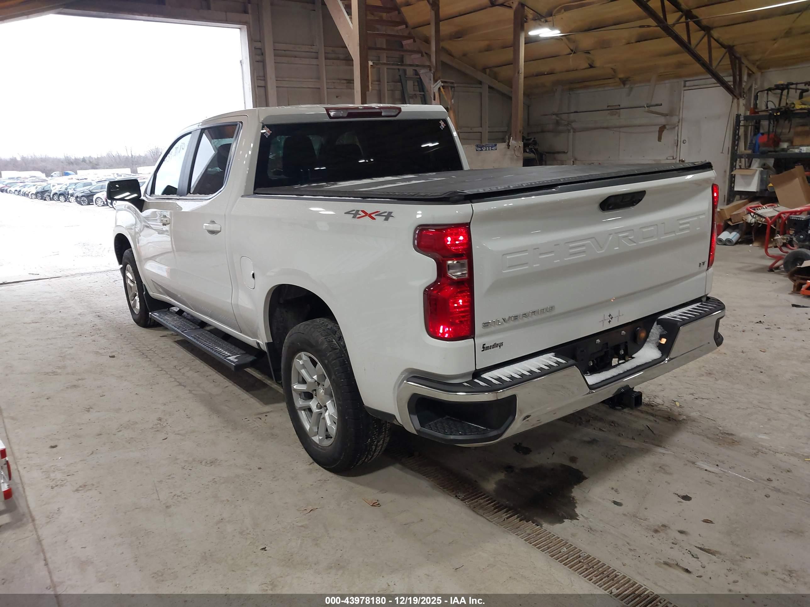 CHEVROLET SILVERADO image 3
