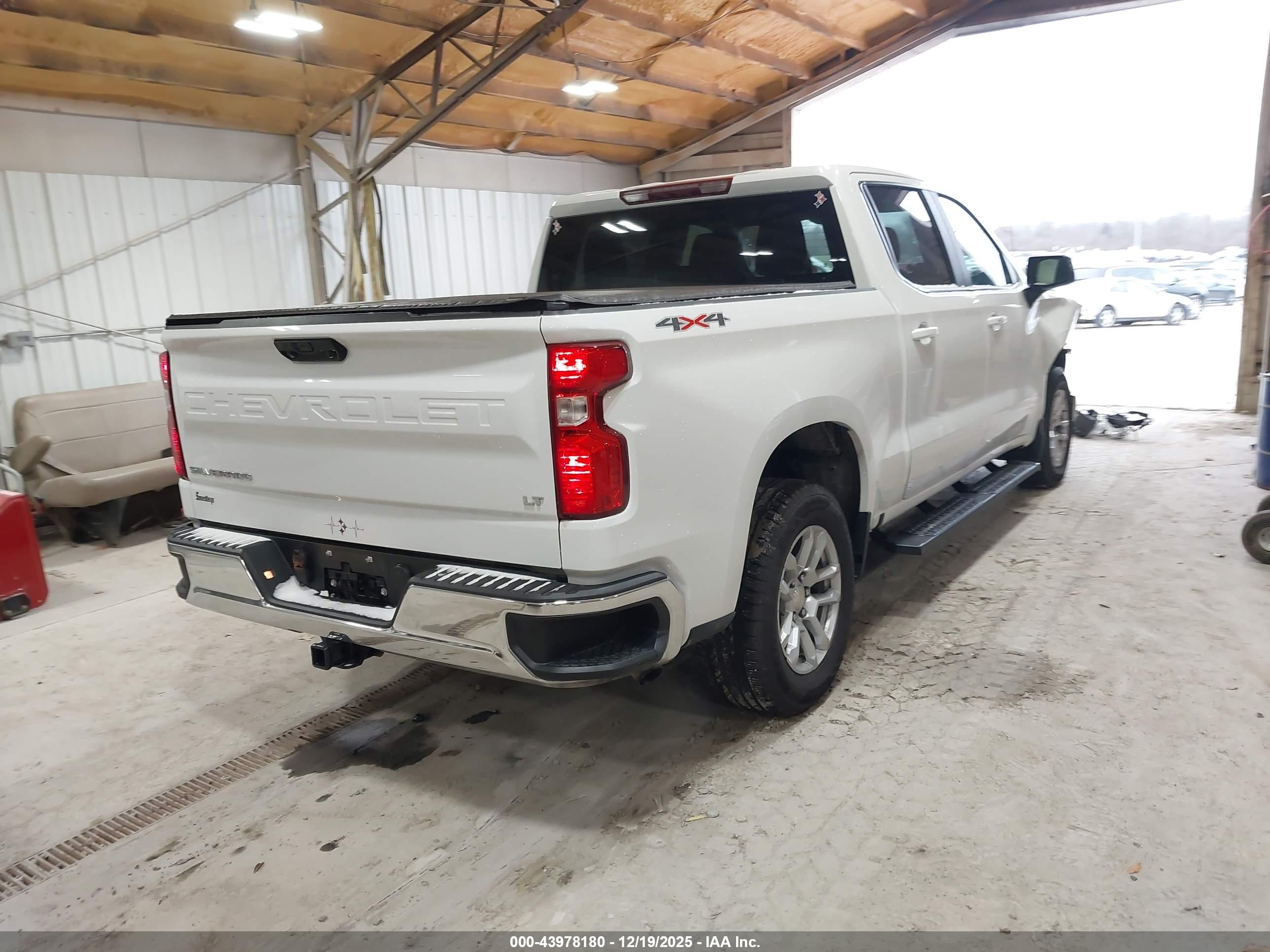 CHEVROLET SILVERADO image 4