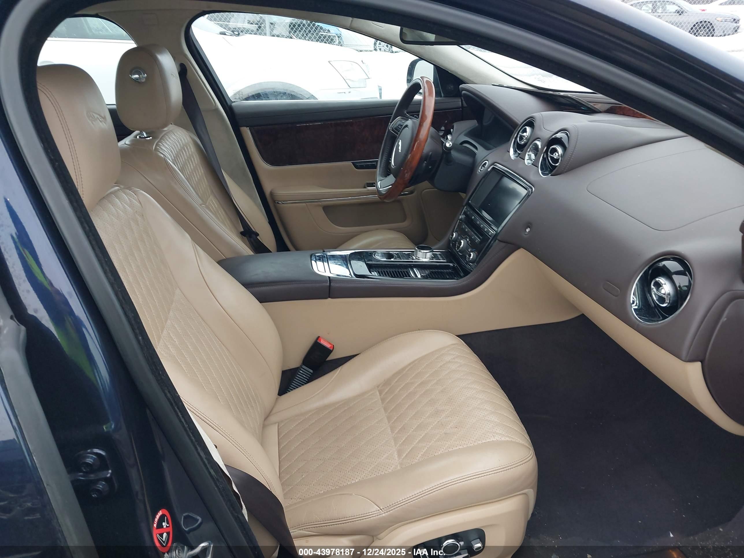 JAGUAR XJ image 5