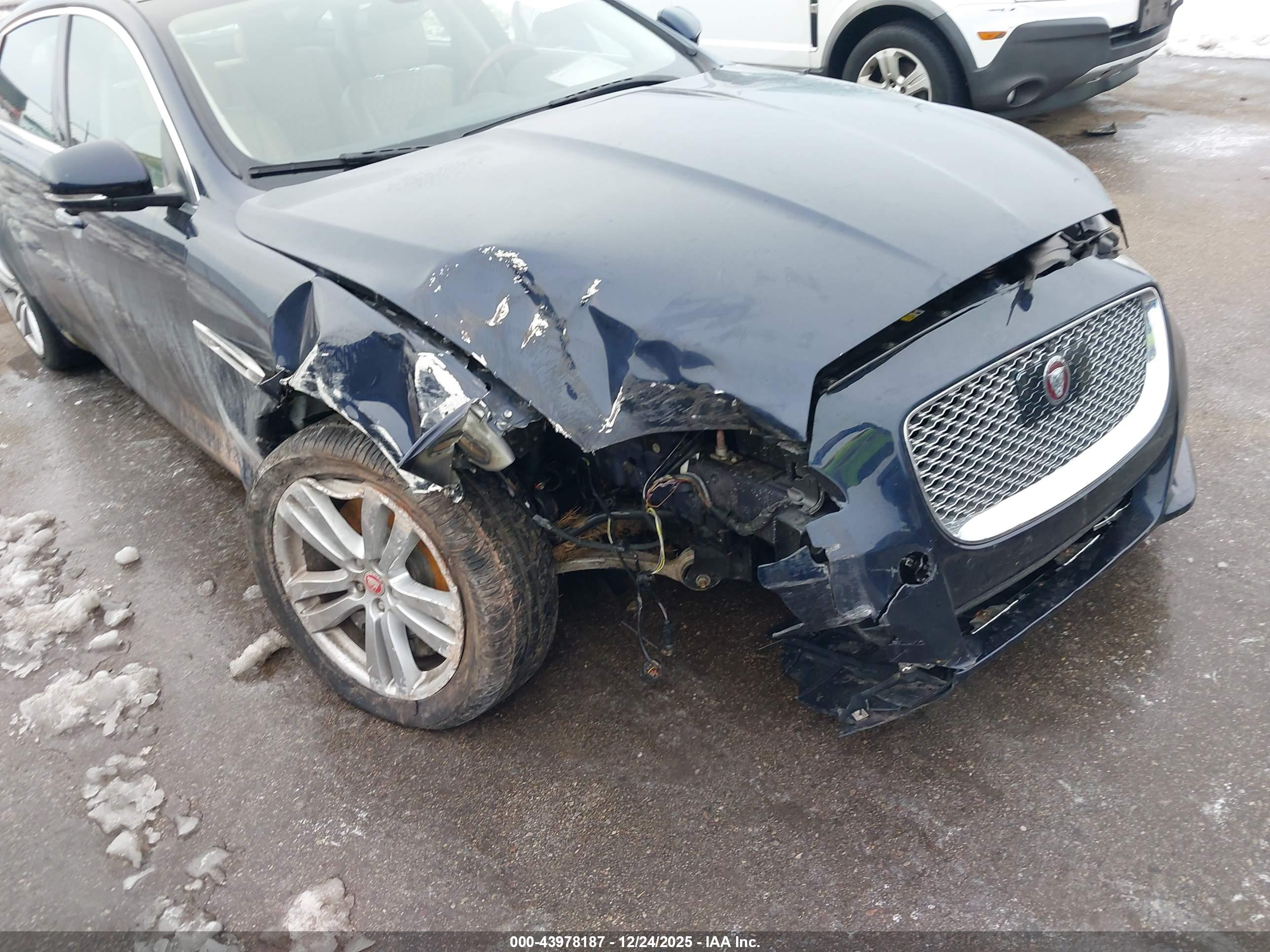 JAGUAR XJ image 6