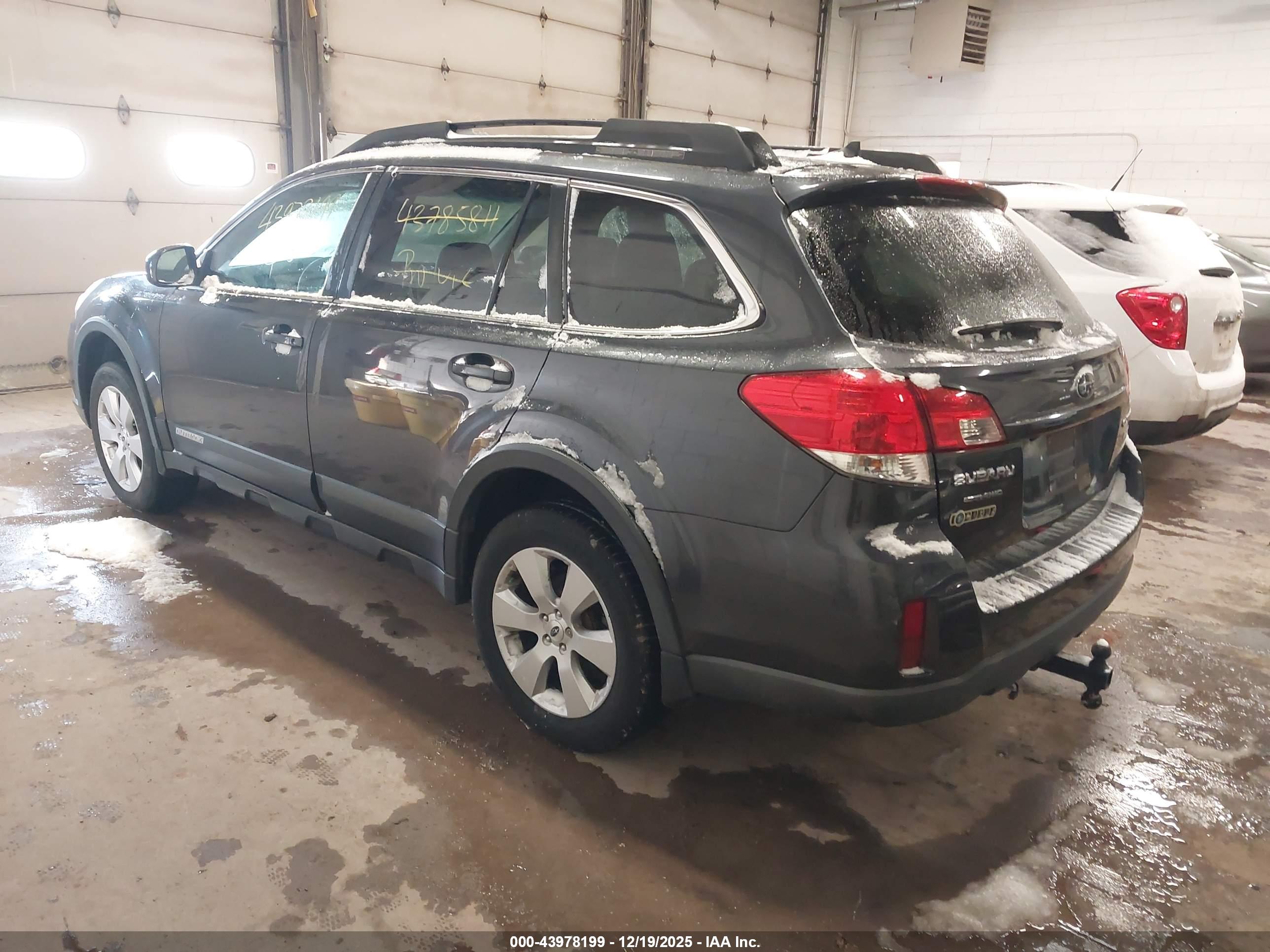 SUBARU OUTBACK image 3