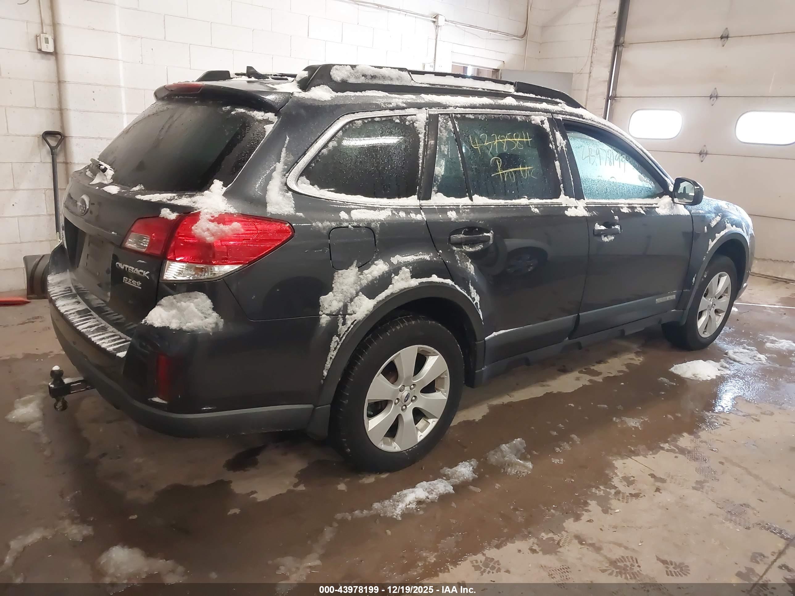 SUBARU OUTBACK image 4