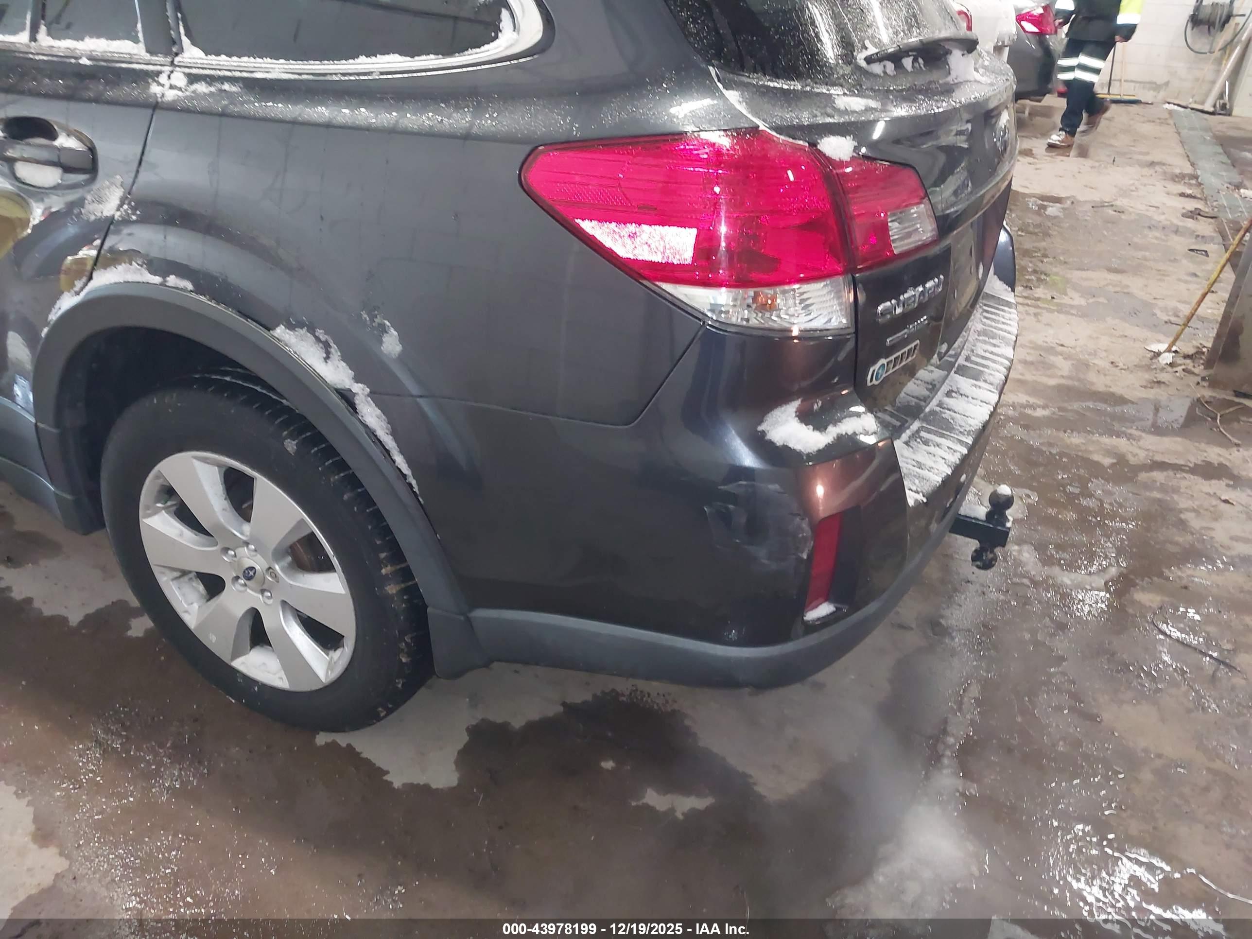 SUBARU OUTBACK image 6