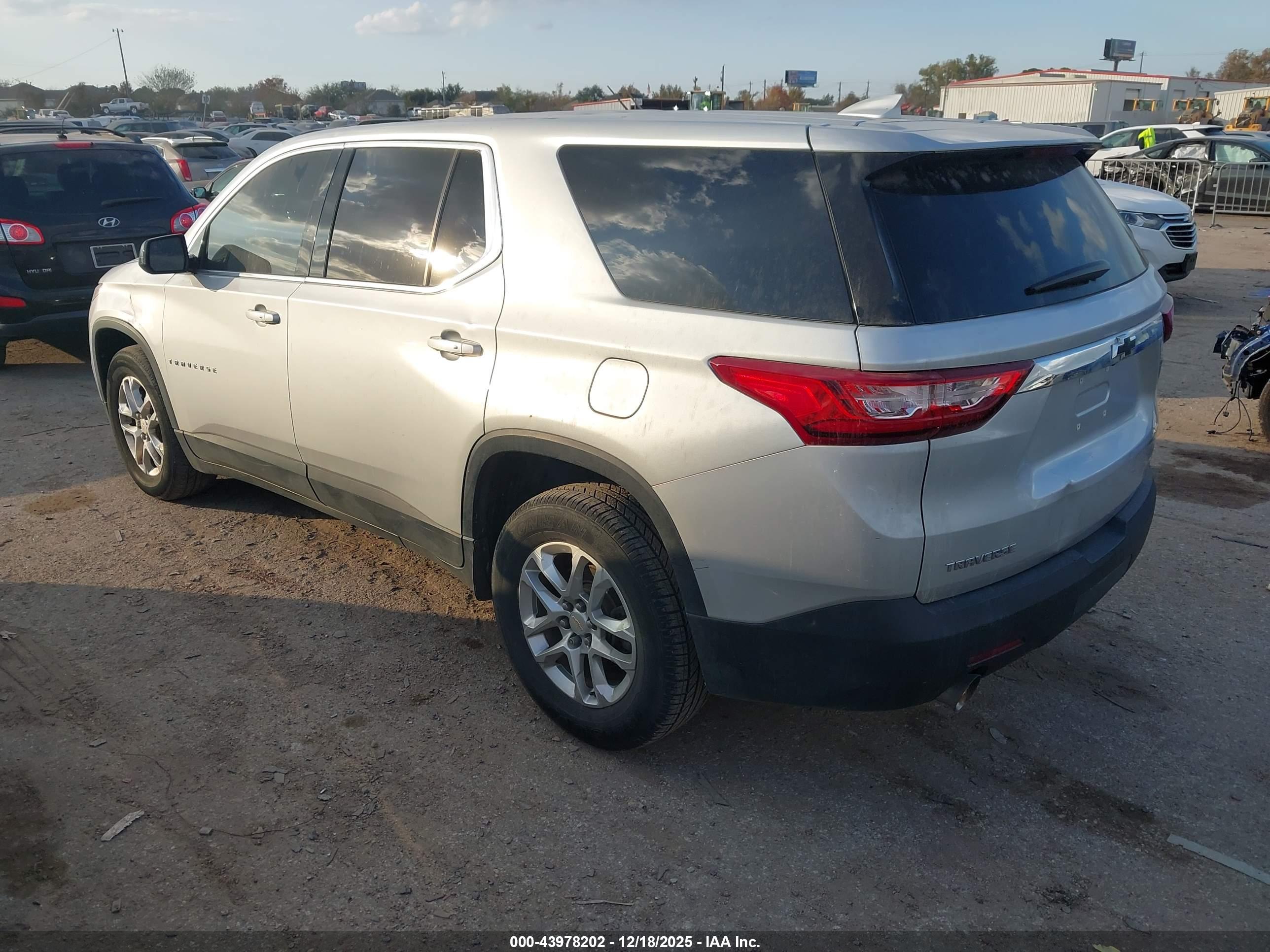 CHEVROLET TRAVERSE image 3