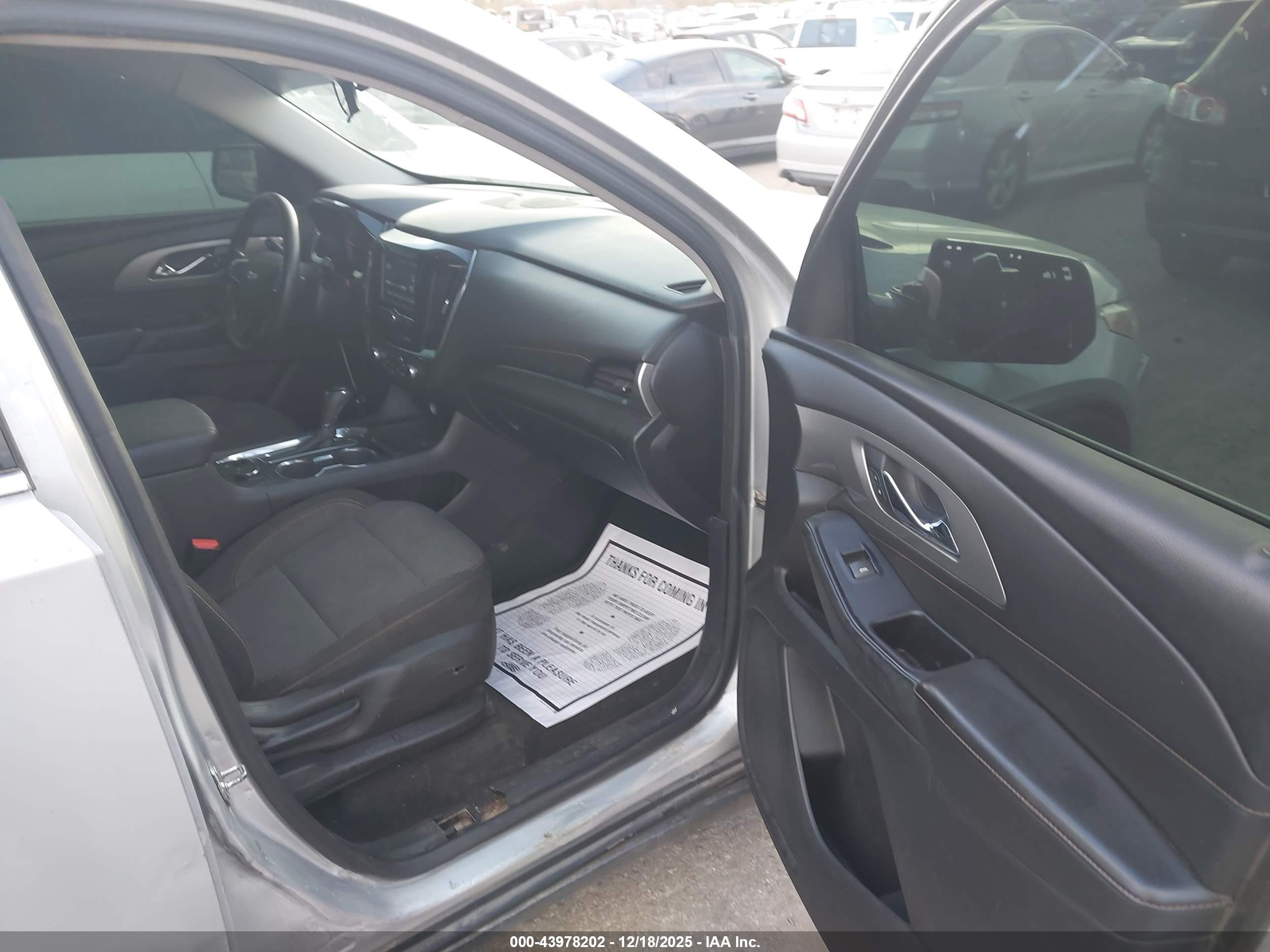 CHEVROLET TRAVERSE image 5