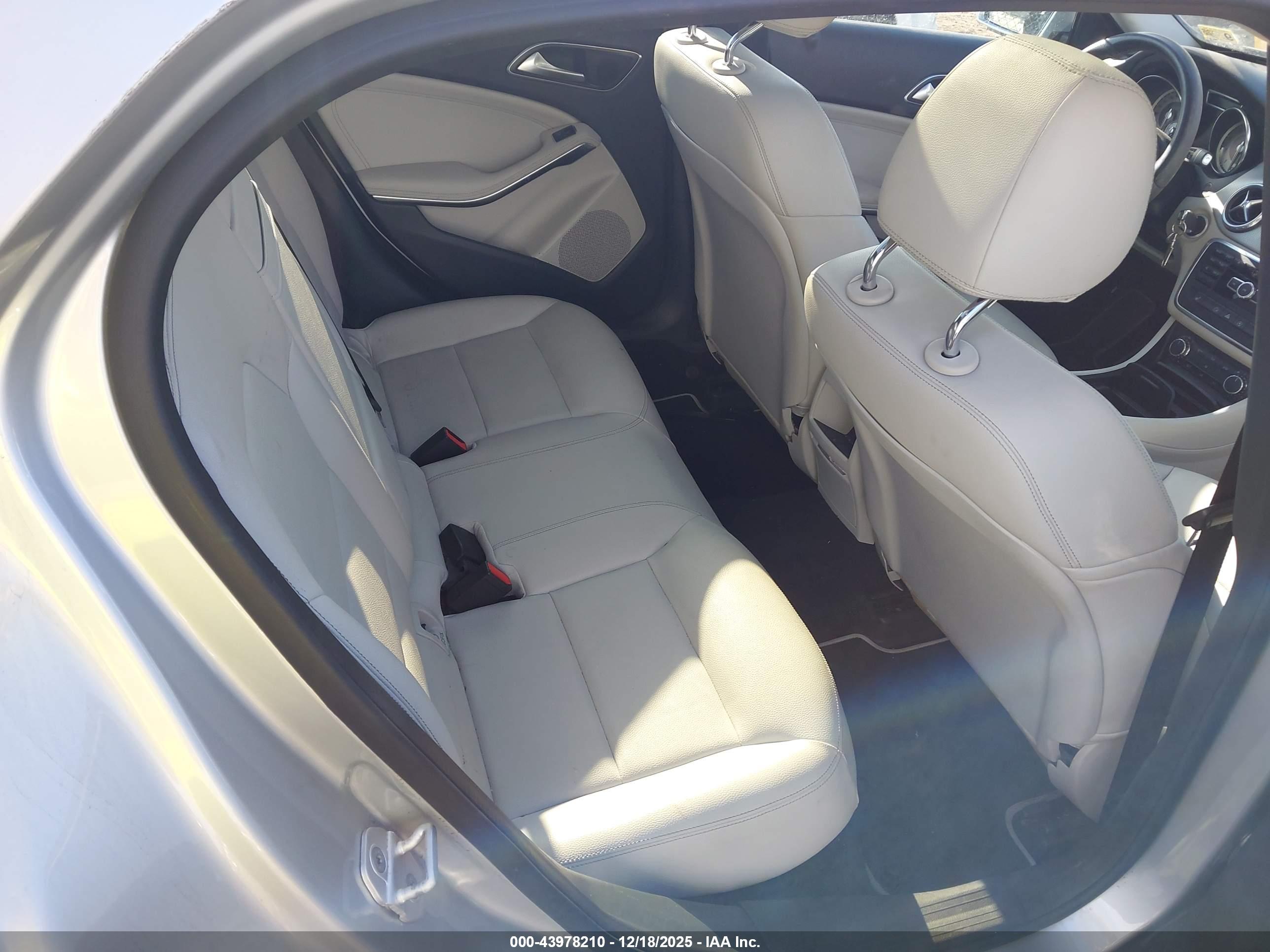 MERCEDES-BENZ GLA image 8