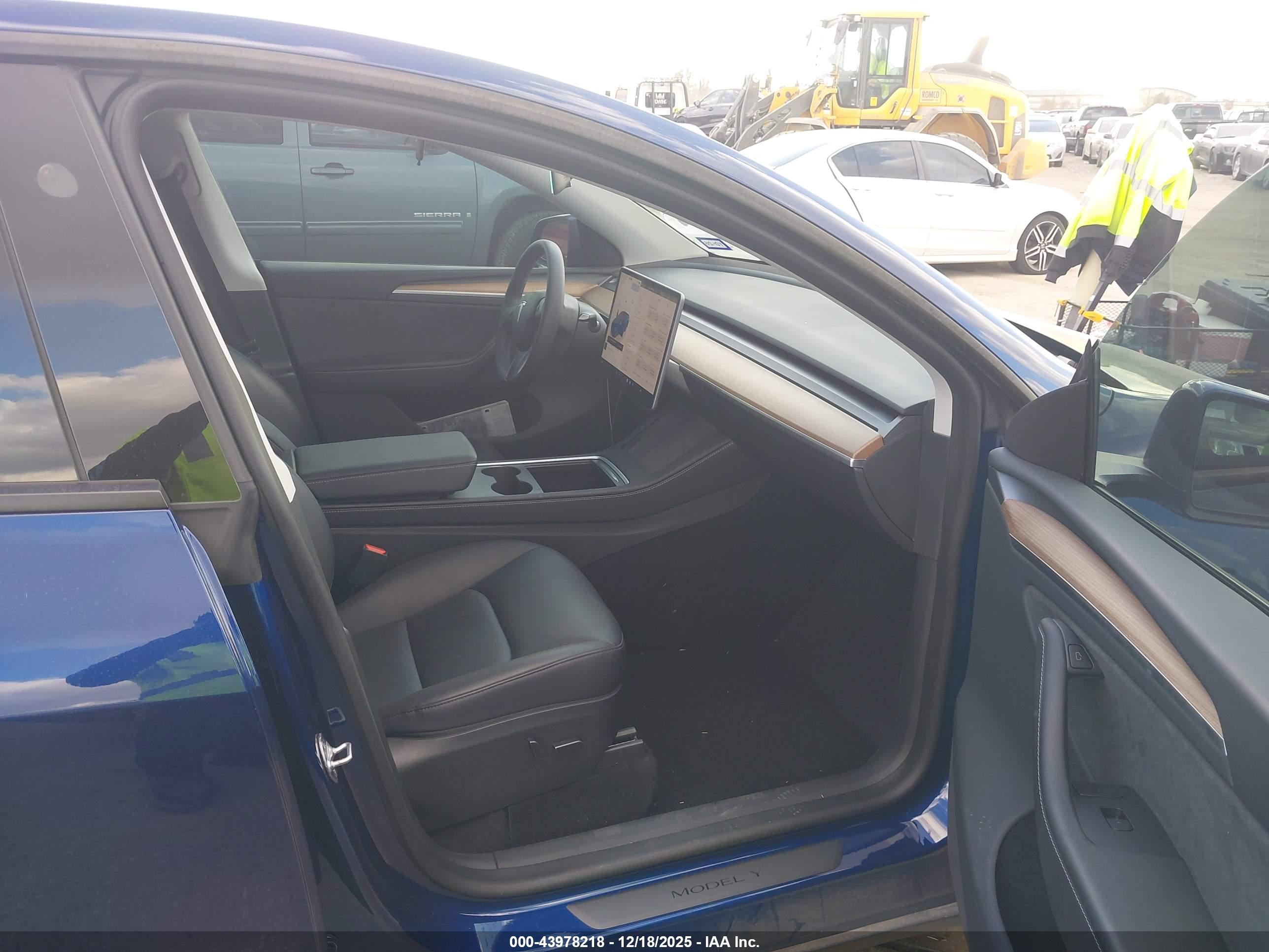 TESLA MODEL image 5