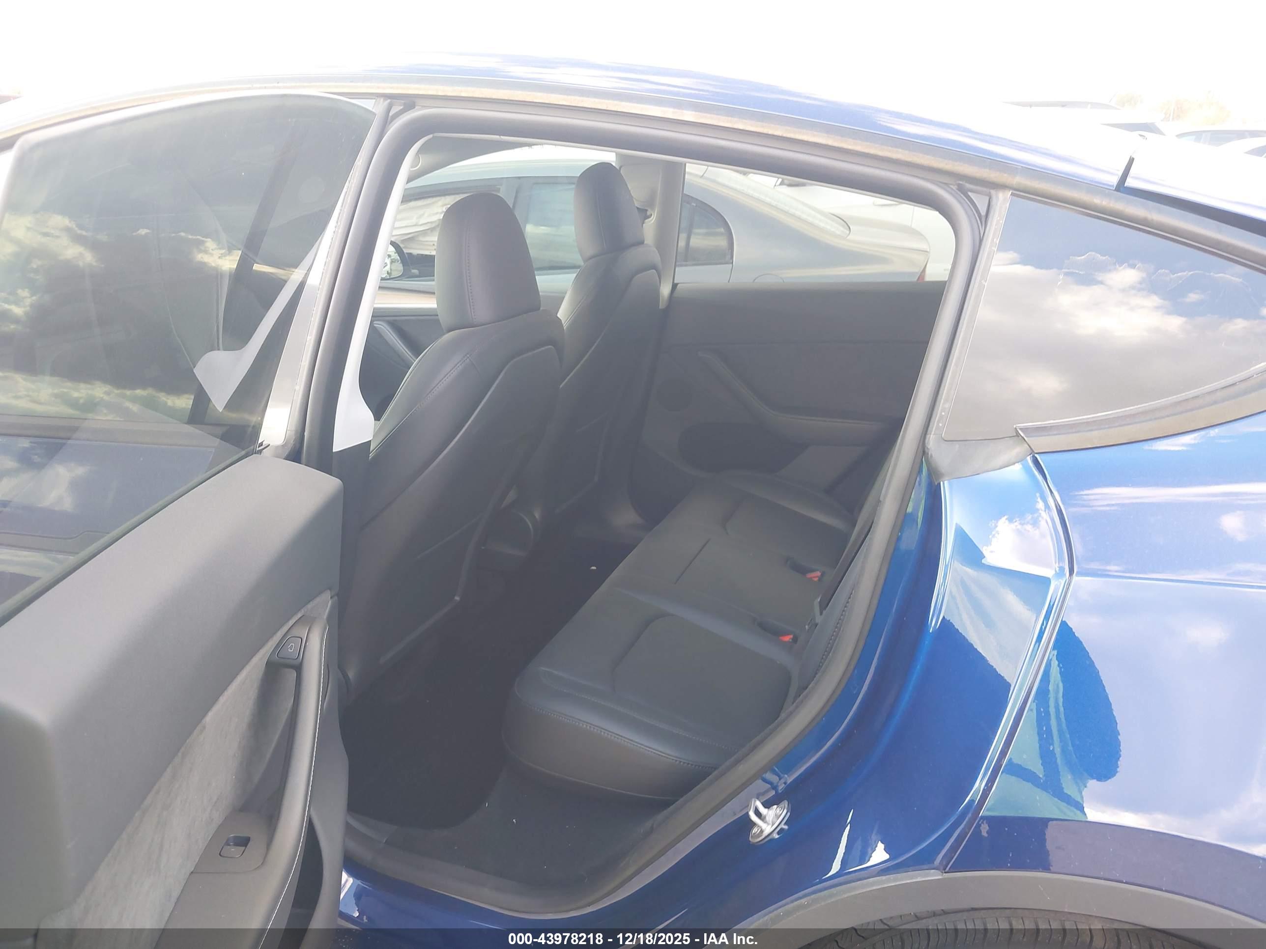TESLA MODEL image 8