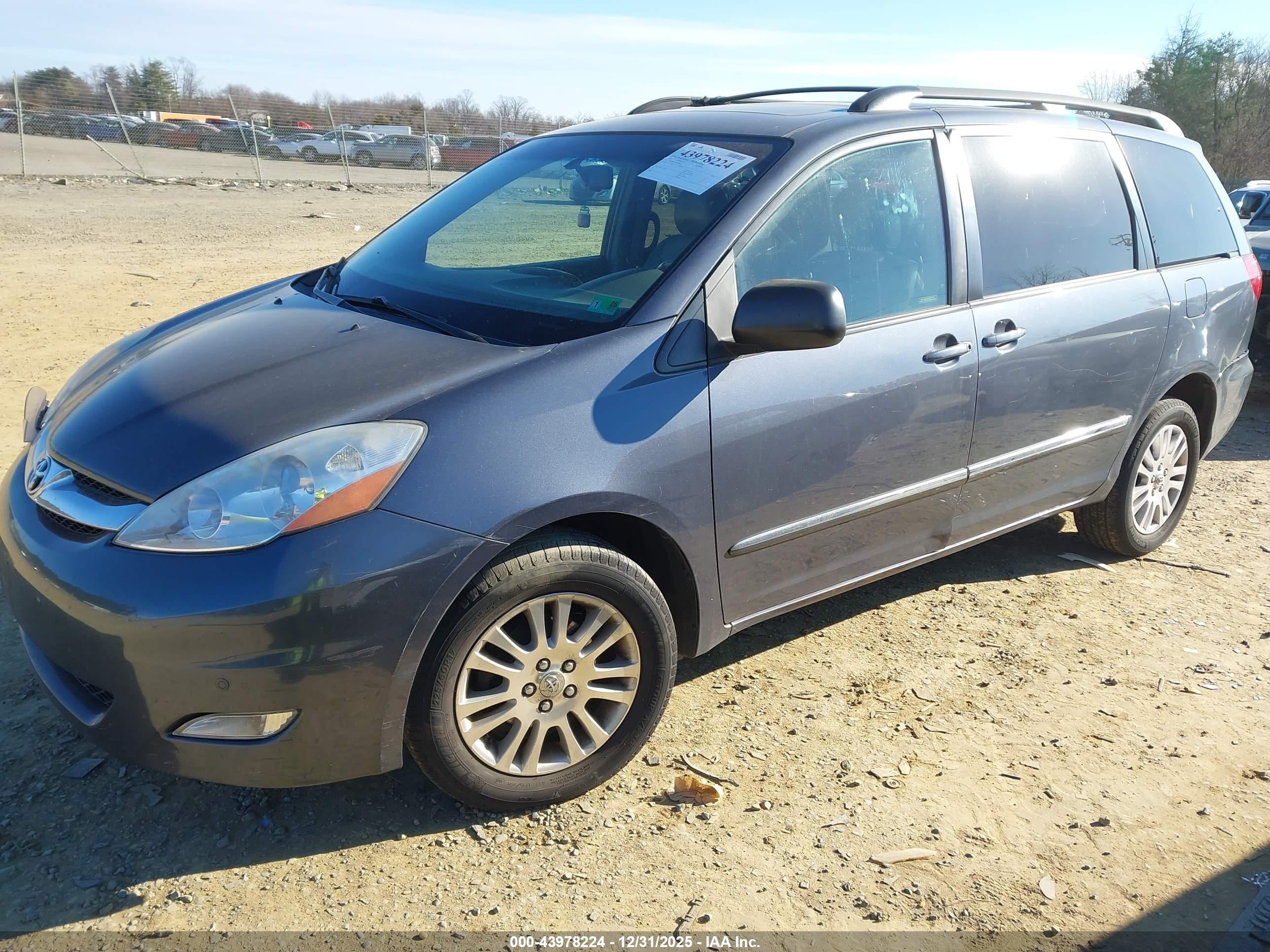 TOYOTA SIENNA image 2