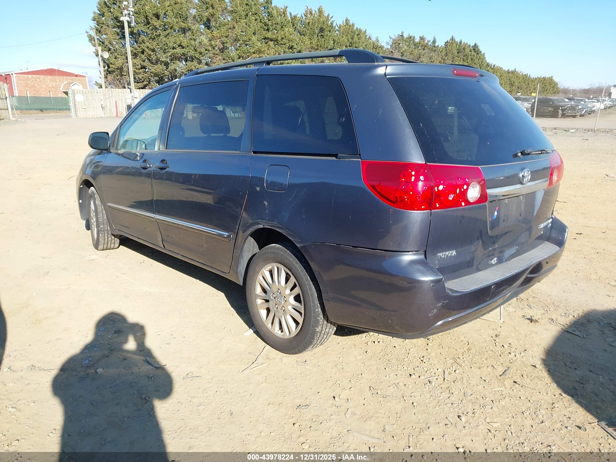TOYOTA SIENNA image 3