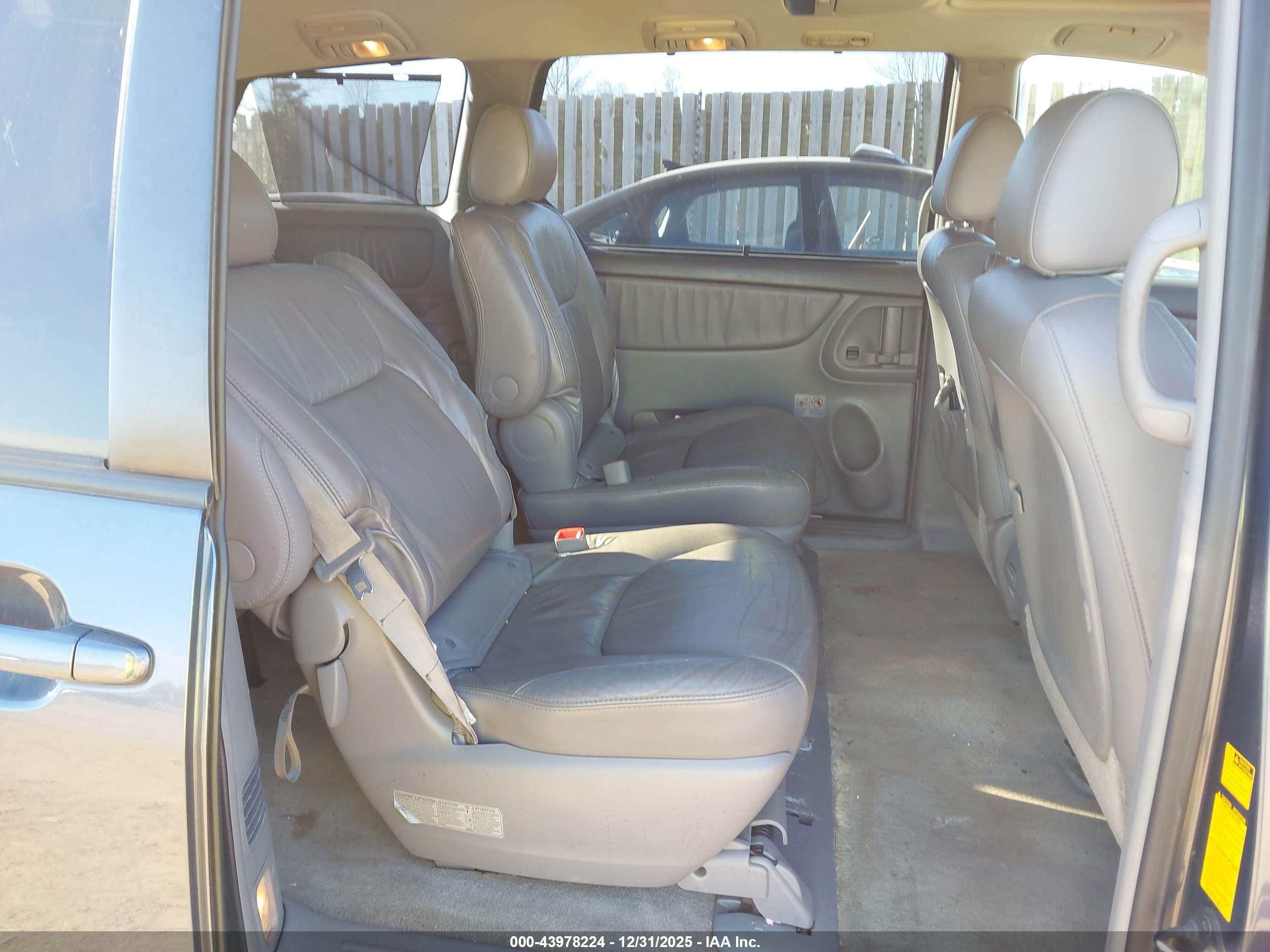 TOYOTA SIENNA image 8