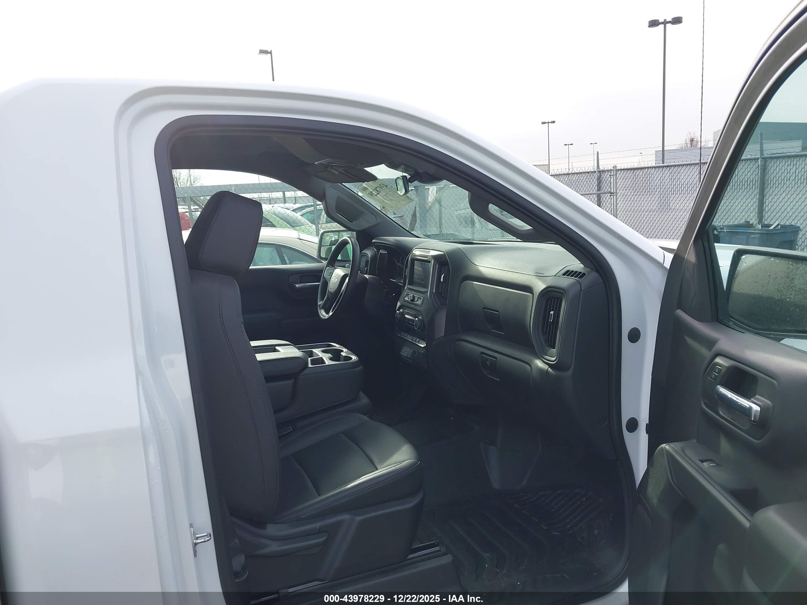 CHEVROLET SILVERADO image 5