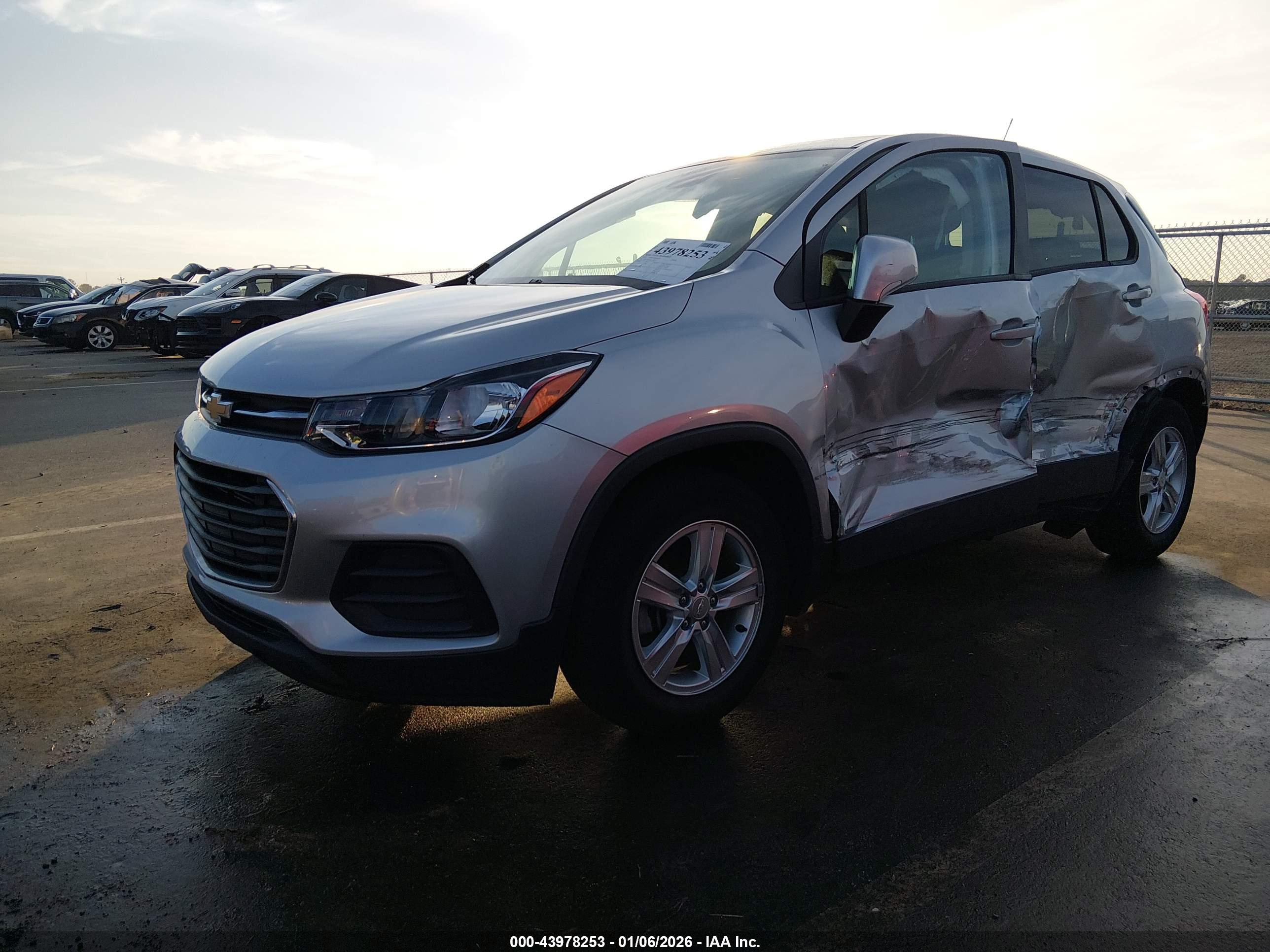 CHEVROLET TRAX image 2