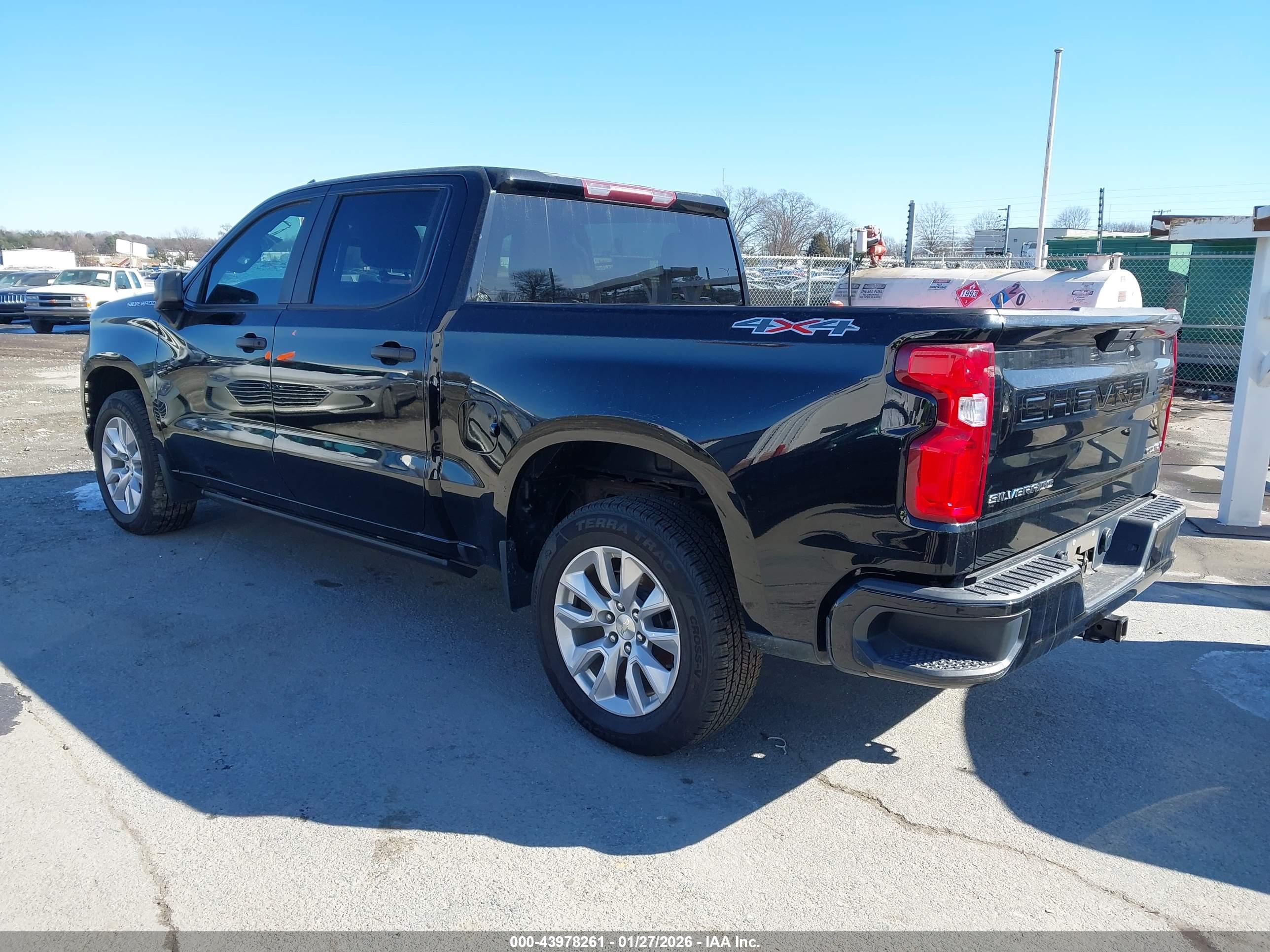 CHEVROLET SILVERADO image 3