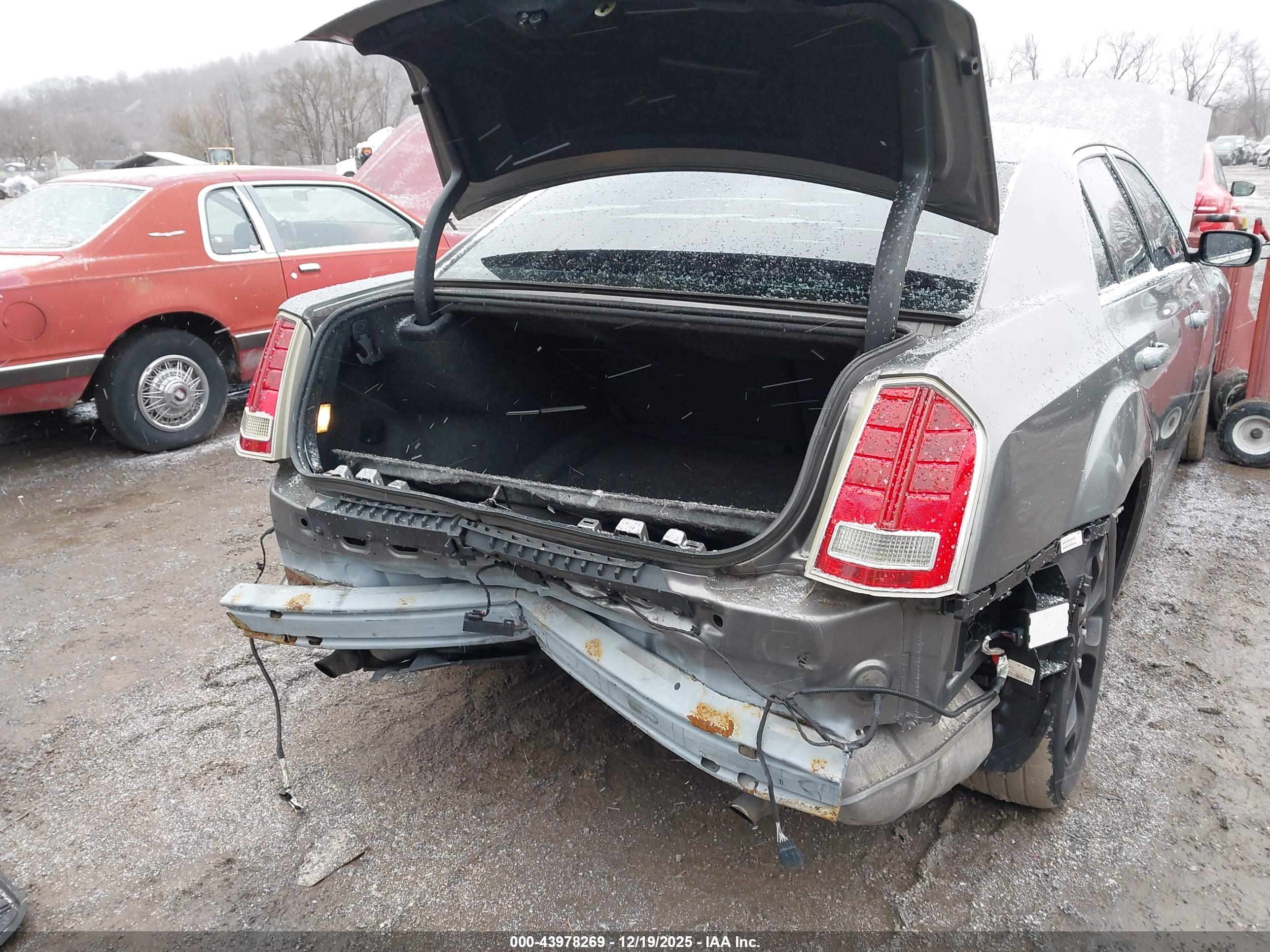 CHRYSLER 300 image 6