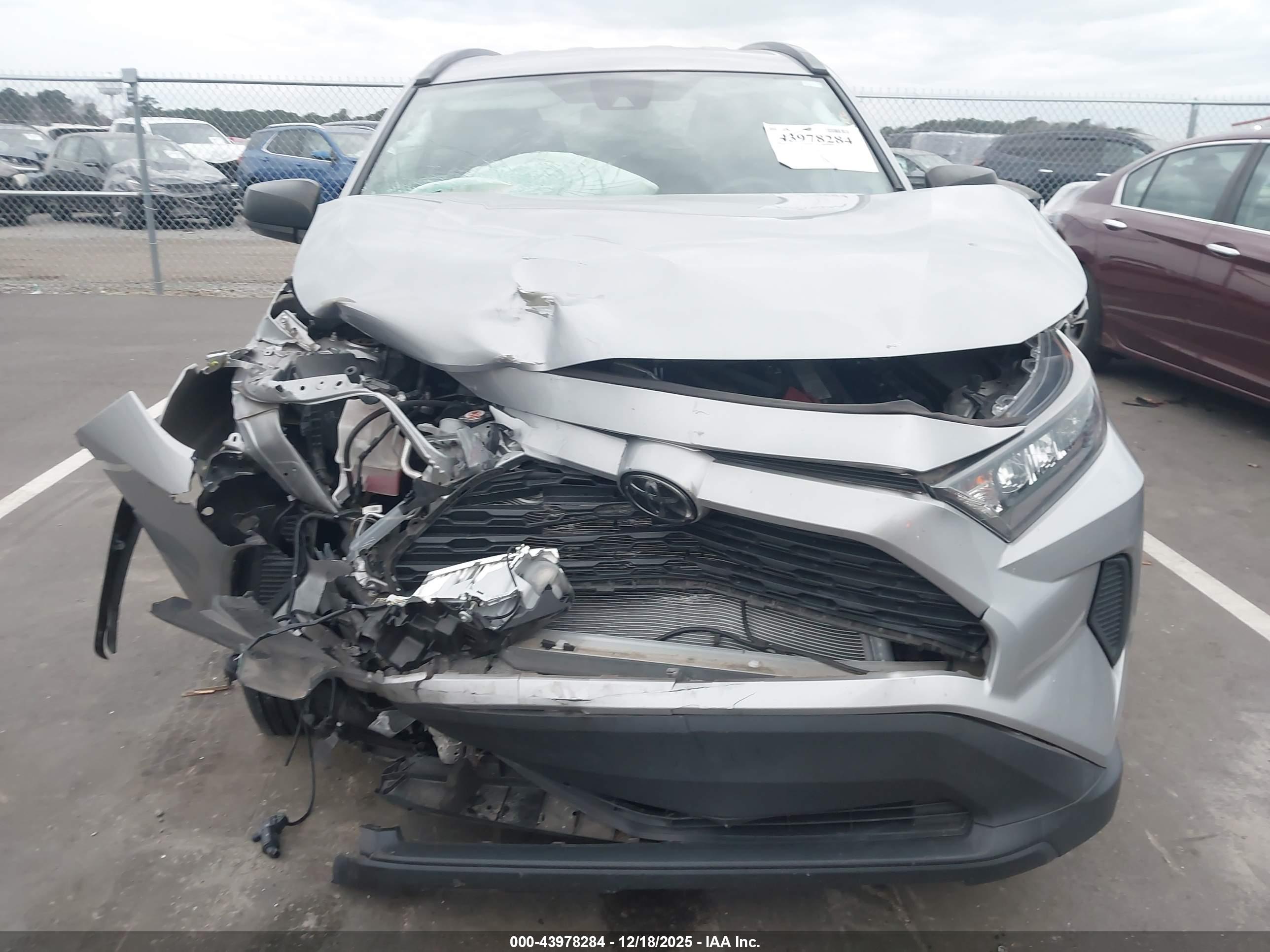 TOYOTA RAV4 image 6