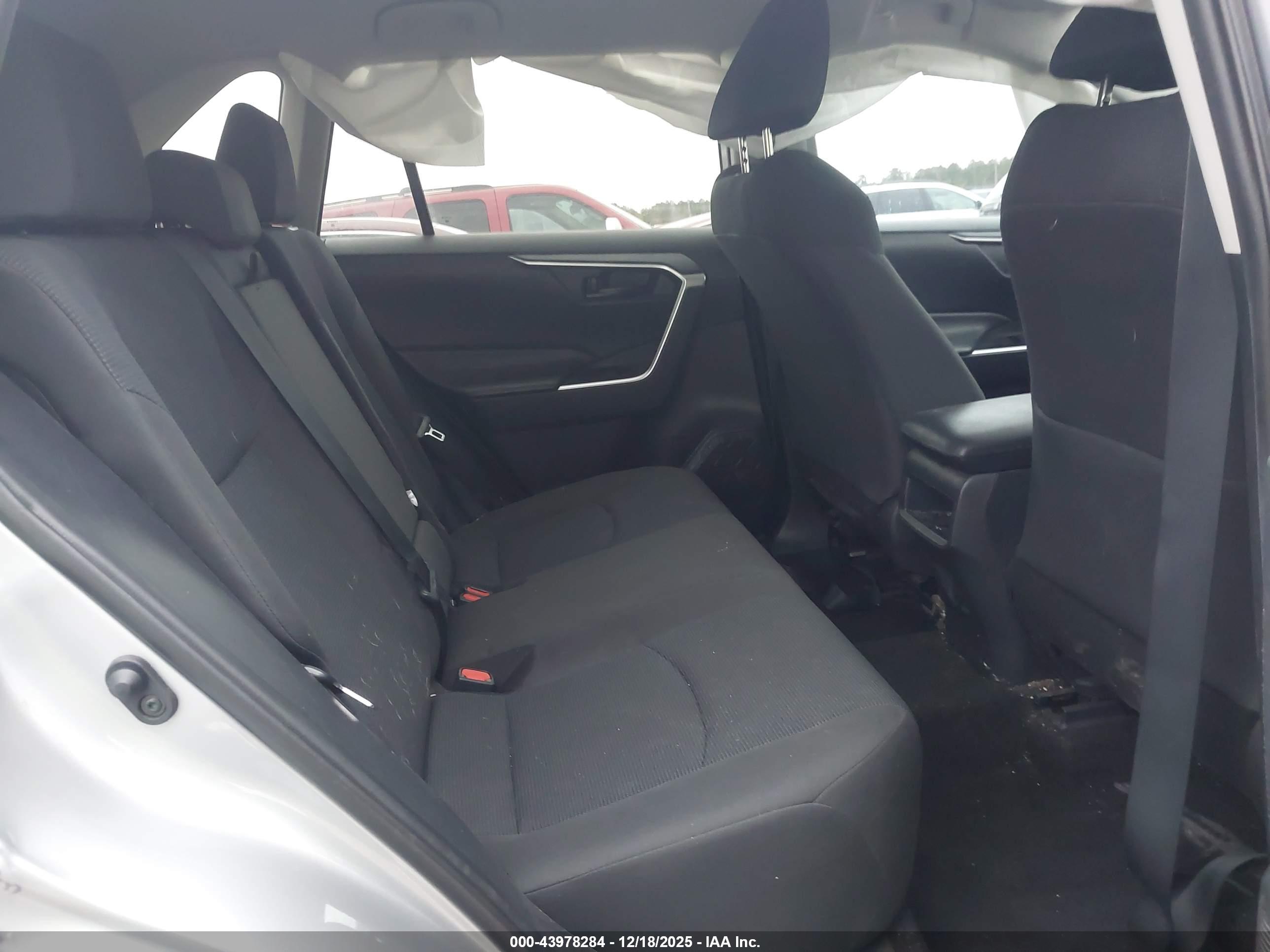 TOYOTA RAV4 image 8