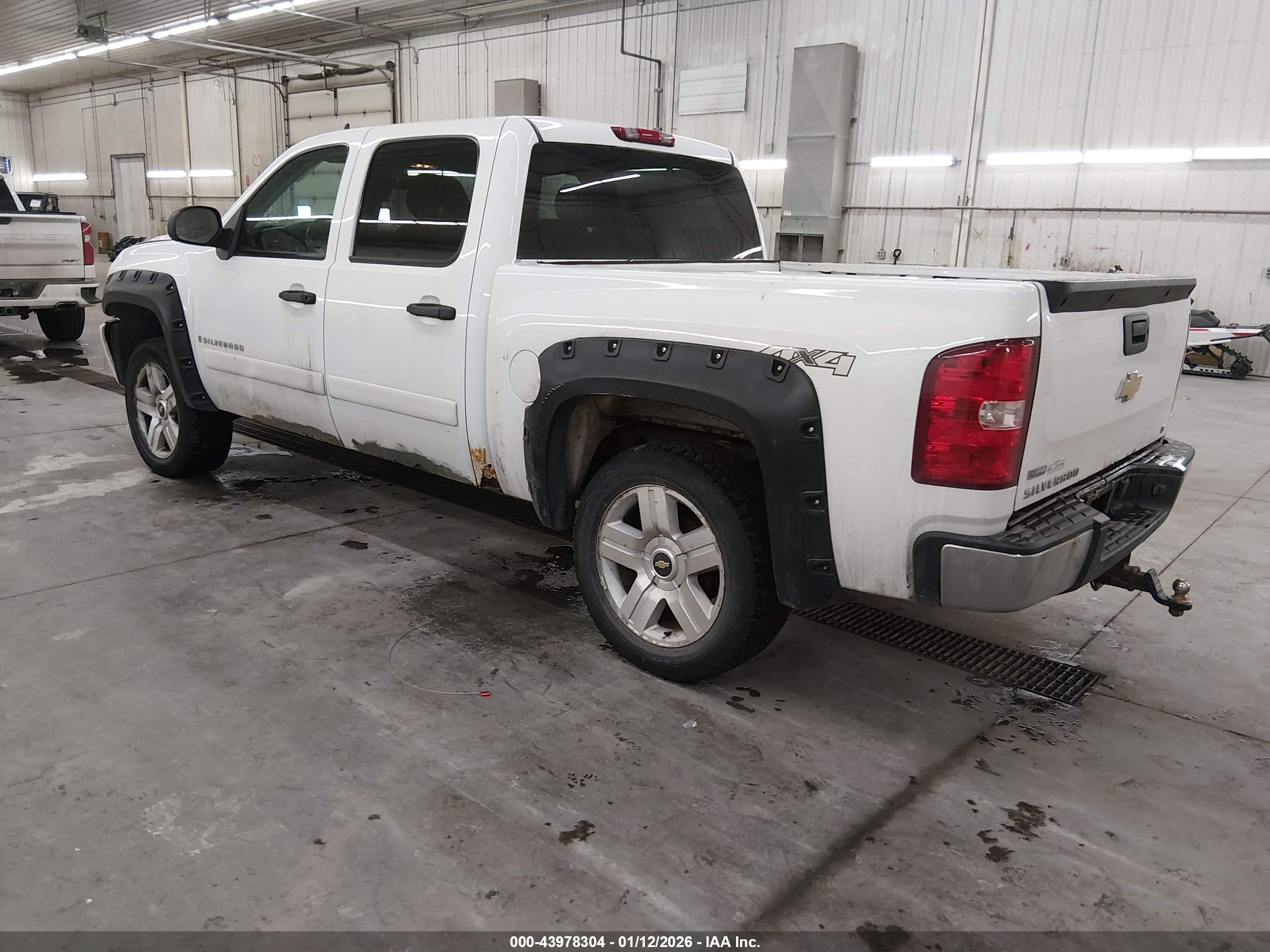 CHEVROLET SILVERADO image 3