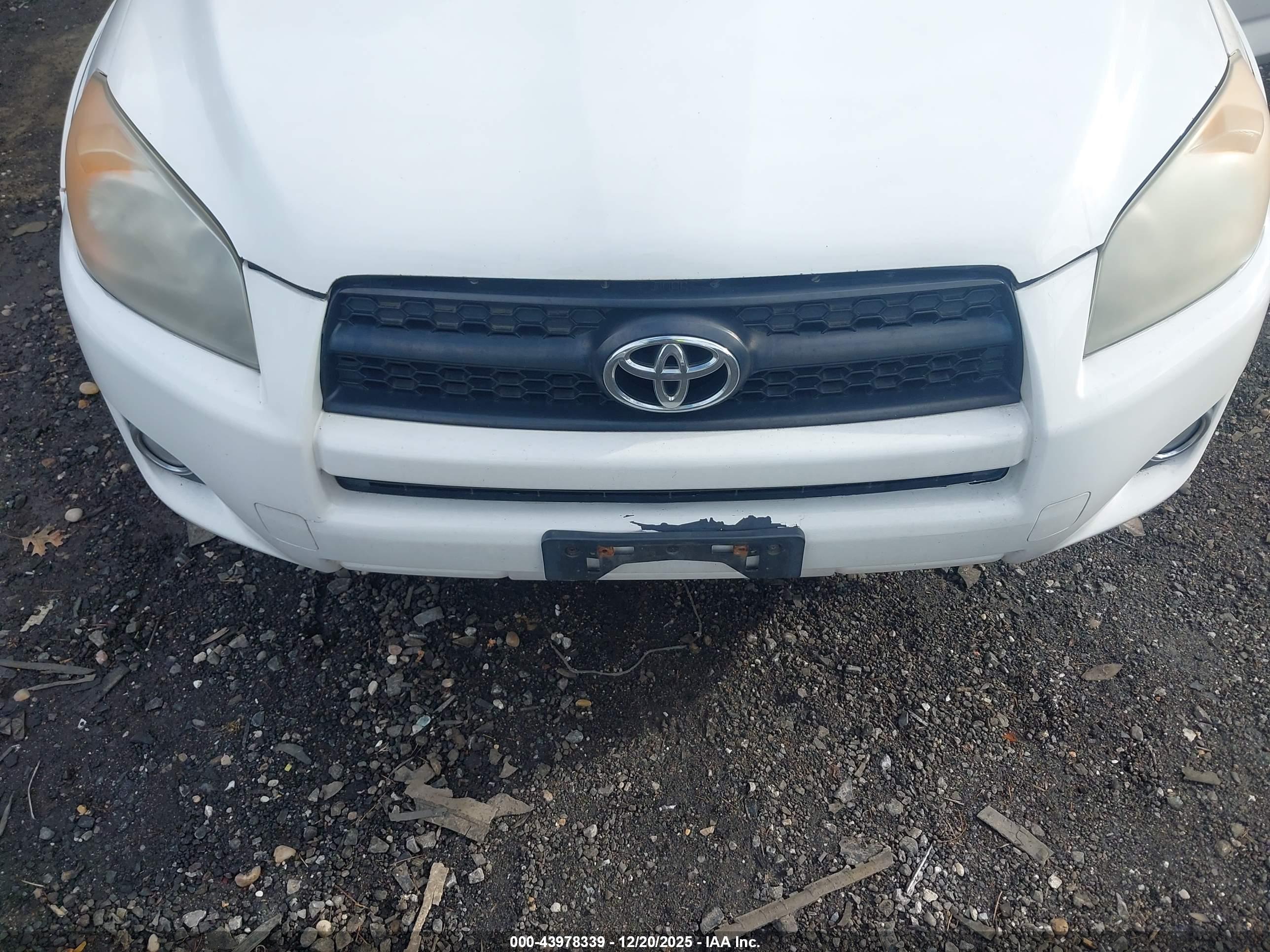 TOYOTA RAV4 image 6