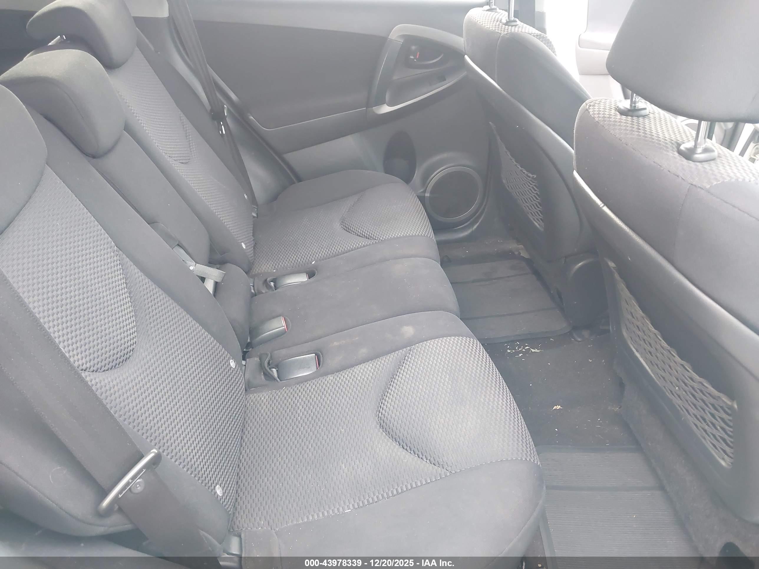 TOYOTA RAV4 image 8