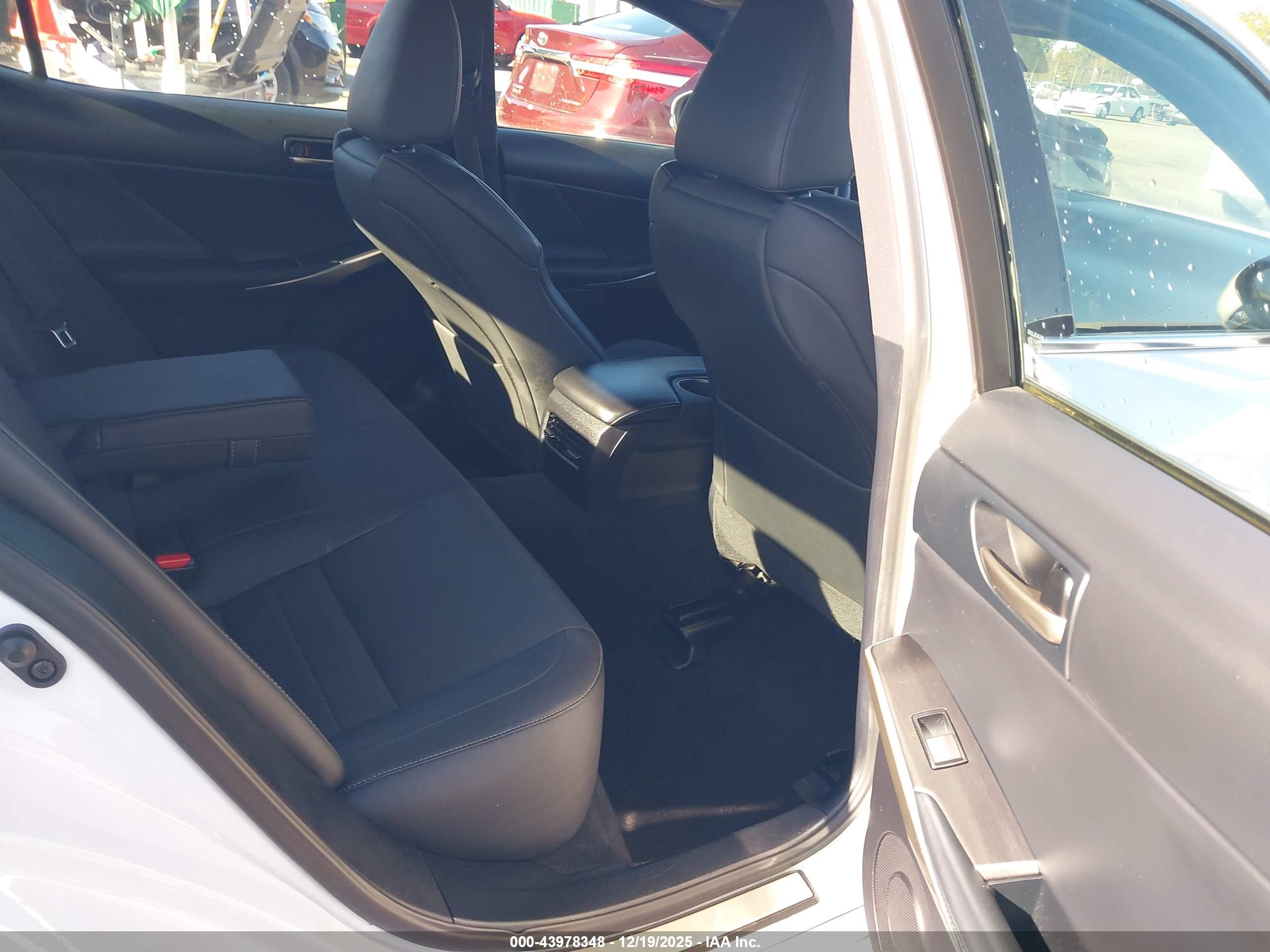 LEXUS IS image 8