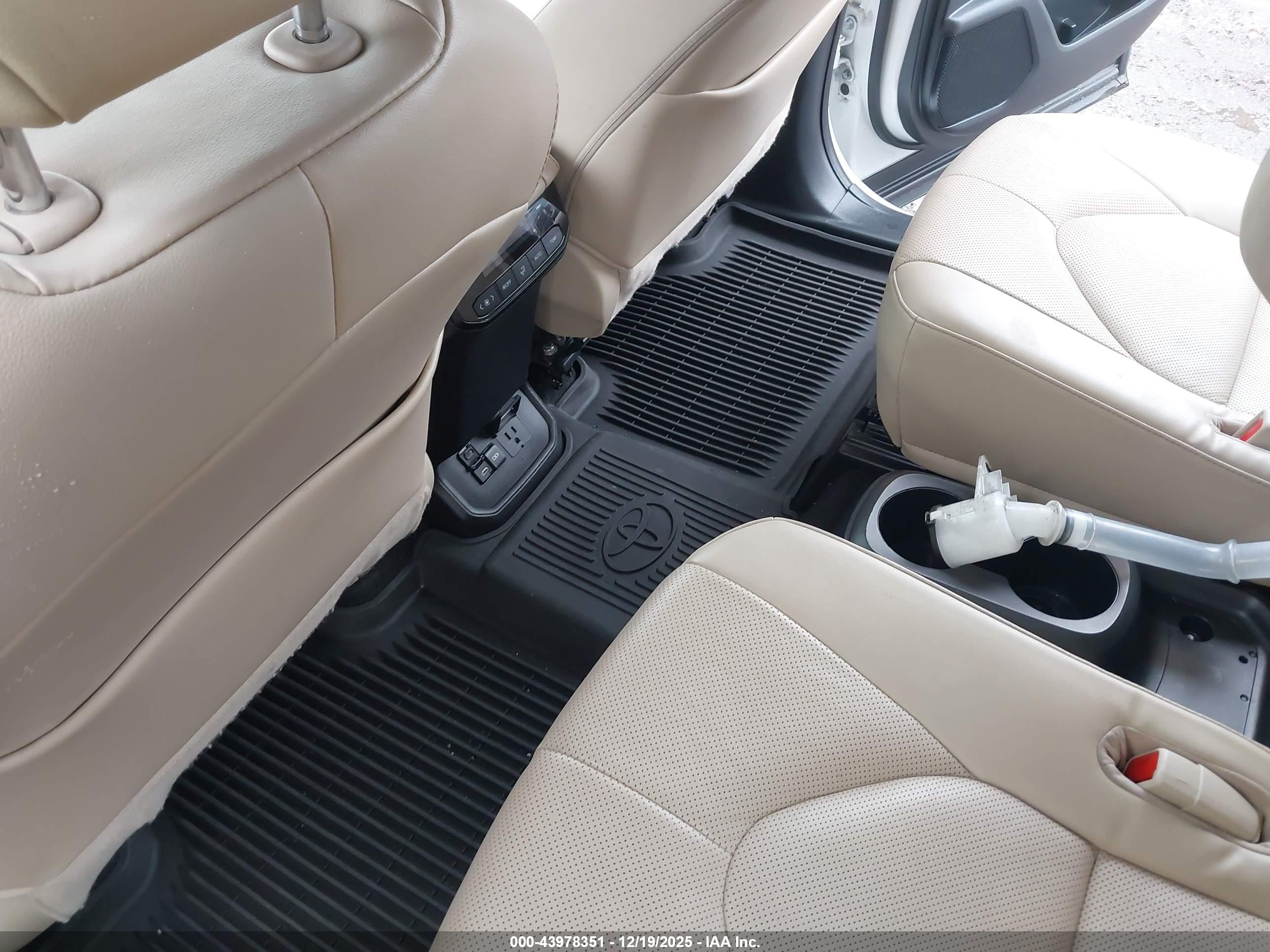 TOYOTA HIGHLANDER image 8