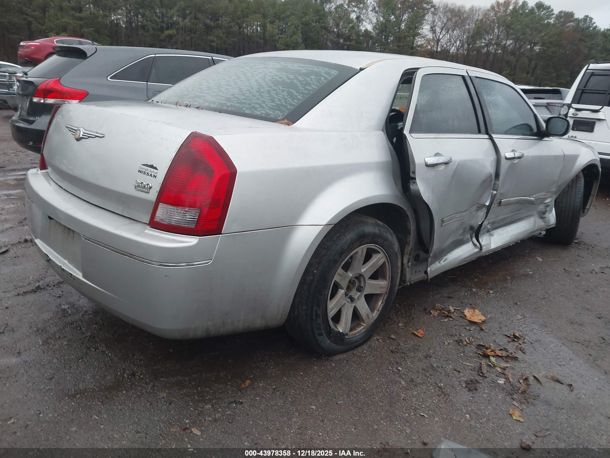 CHRYSLER 300 image 4