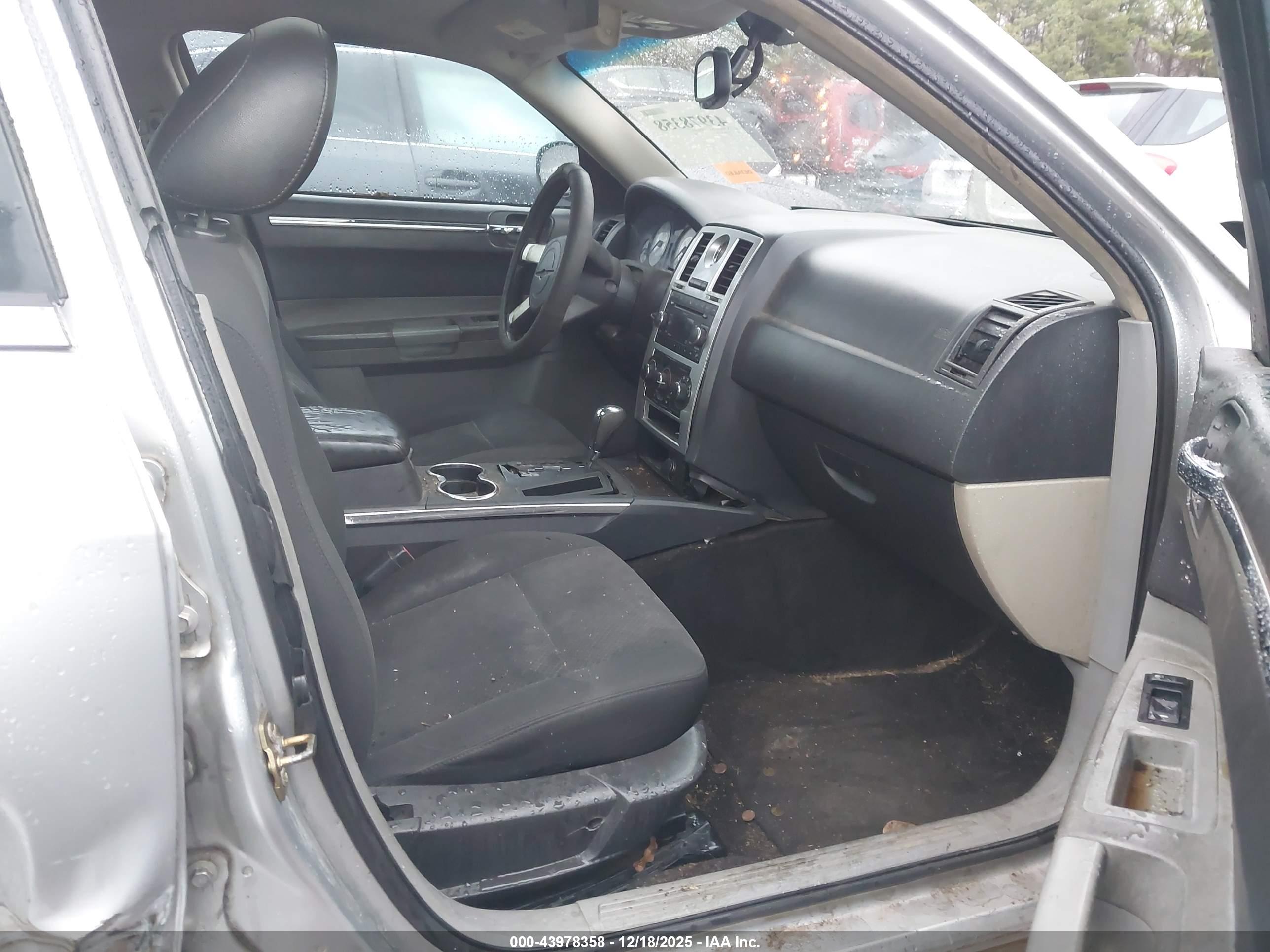 CHRYSLER 300 image 5