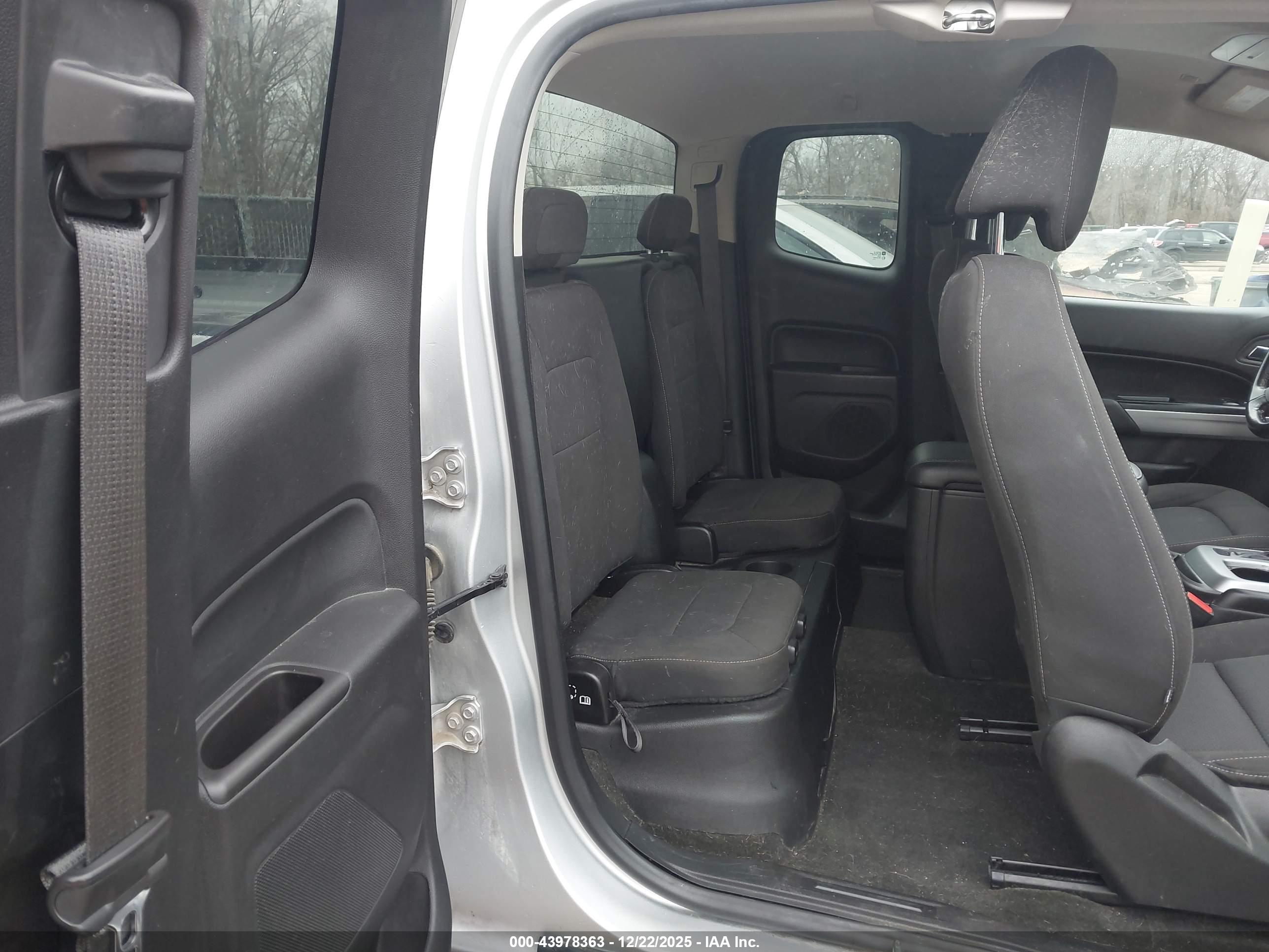 CHEVROLET COLORADO image 8